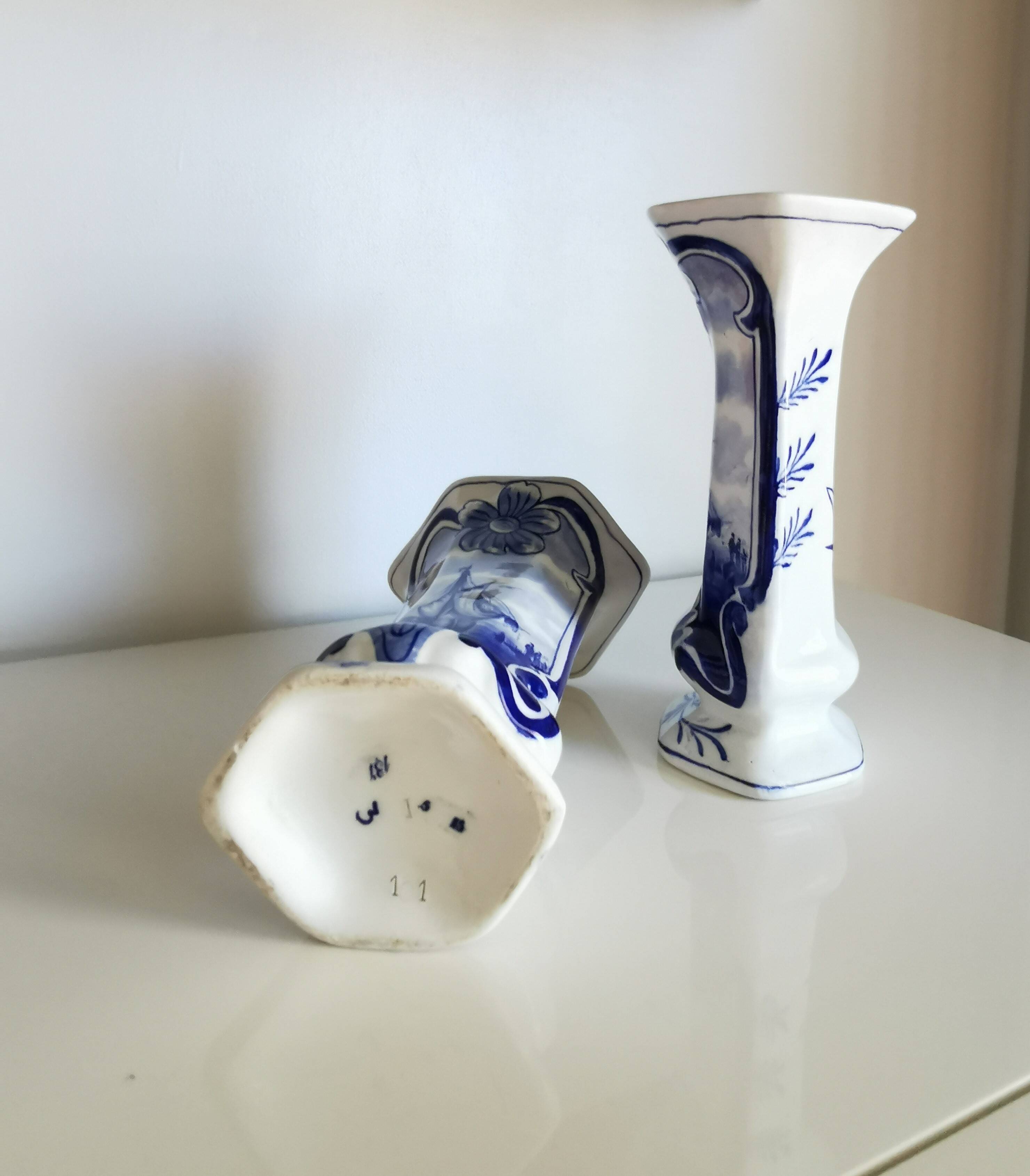 Pair of Dutch jarrones – ceramica delft