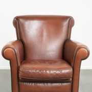 Timeless armchair made of sheepskin leather with a English look