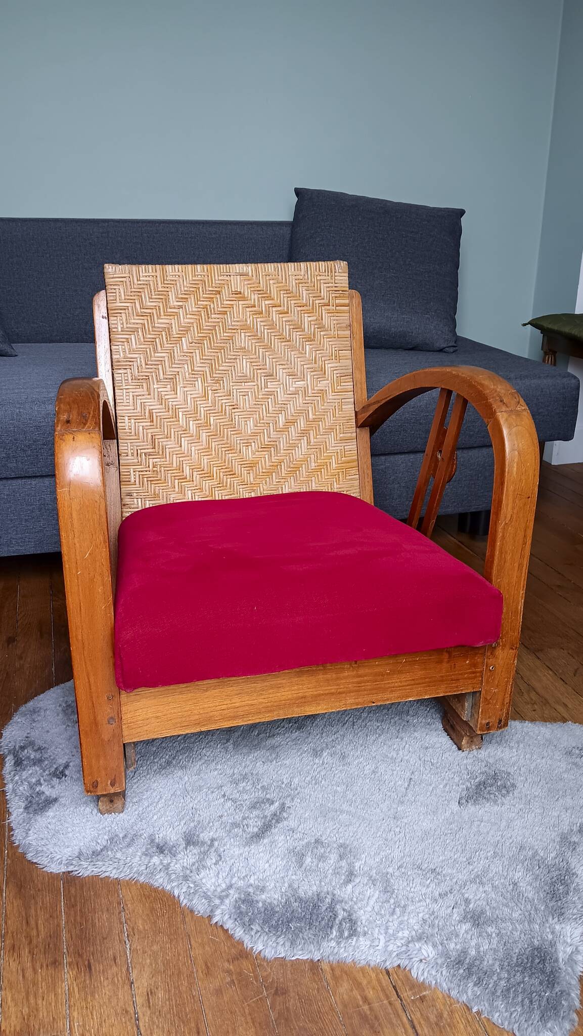 Ancien fauteuil bas colonial style Art Déco en bois.