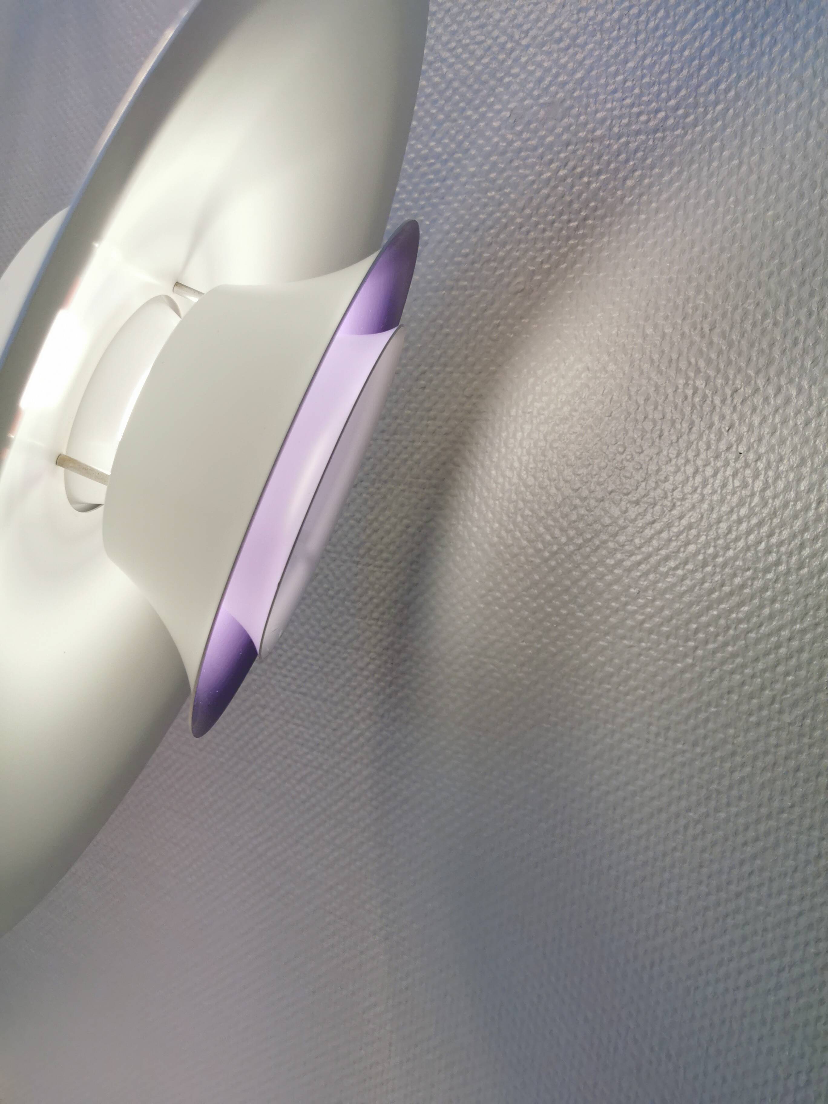 Lampe suspendue années 1970-80 du danois ES Horn, en belle laque blanche avec contraste violet/rouge