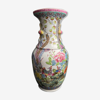 Chine, vase en porcelaine à décor émaillé polychrome figurant des paons dans un paysage fleuri