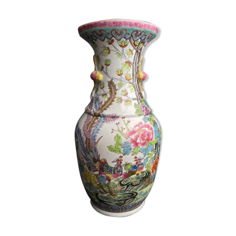 Chine, vase en porcelaine à décor émaillé polychrome figurant des paons dans un paysage fleuri