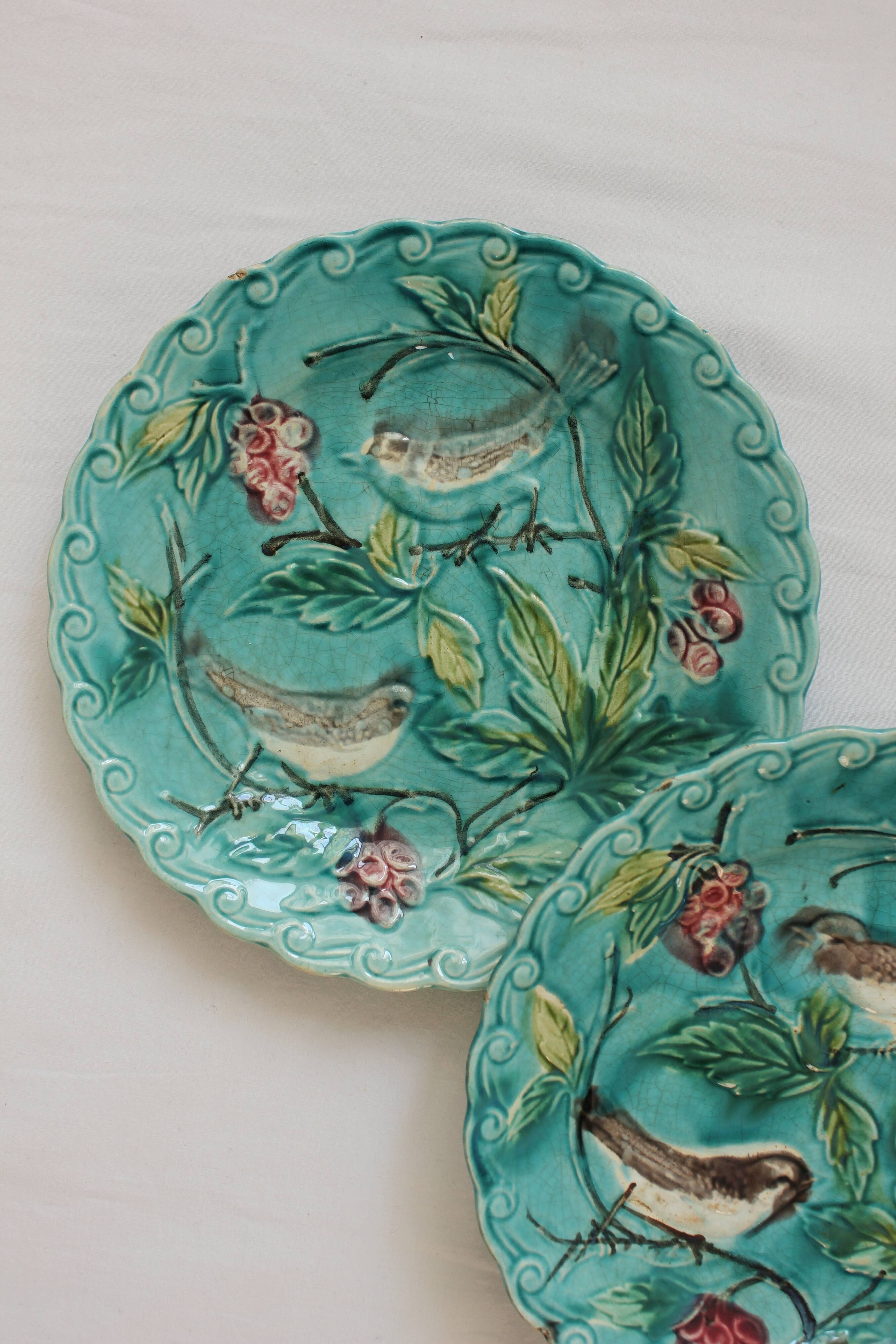 2 assiettes anciennes en barbotine oiseaux Onnaing début XXe