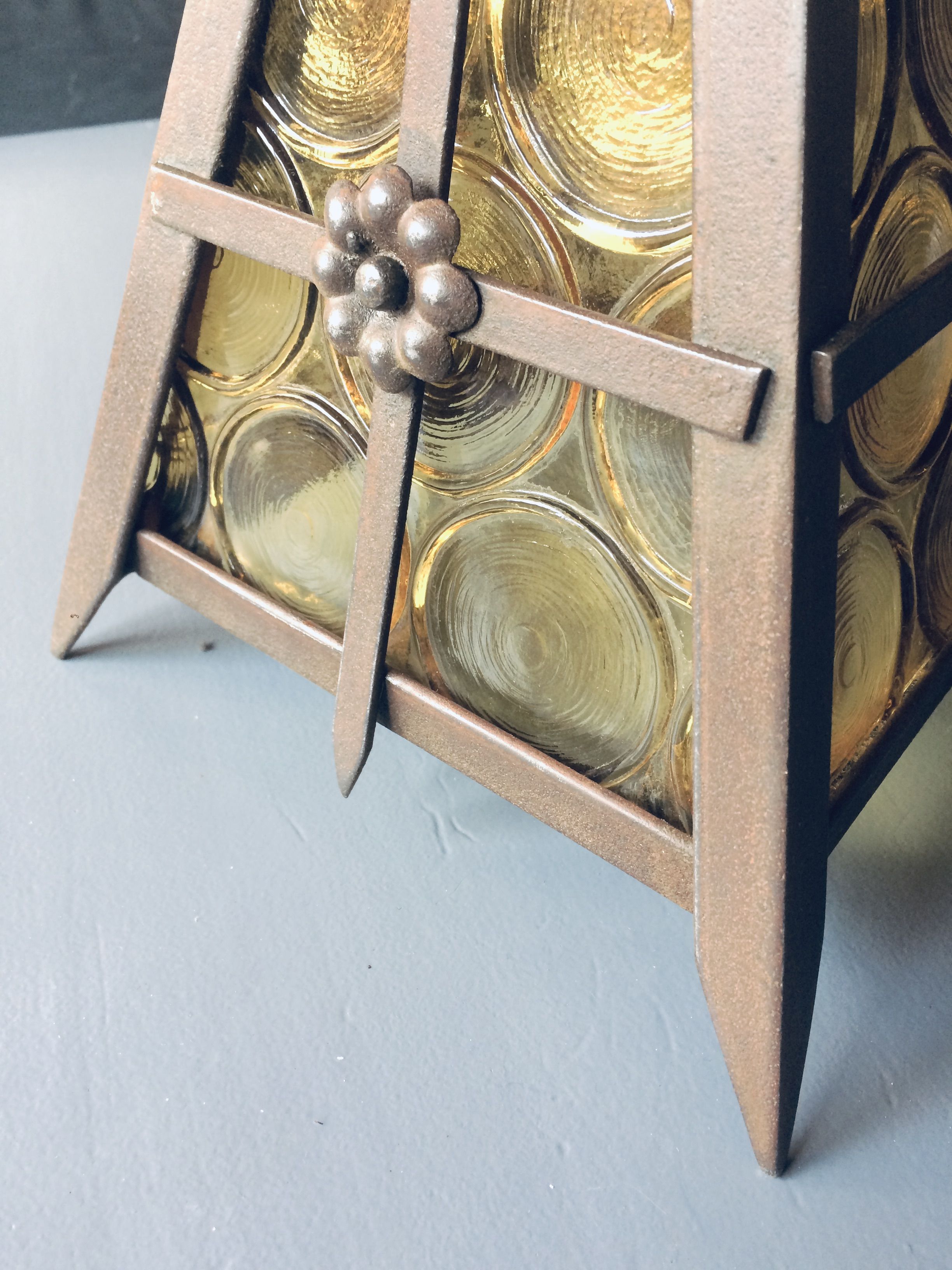 Old solid steel hanging and round-ornamented yellow glazing