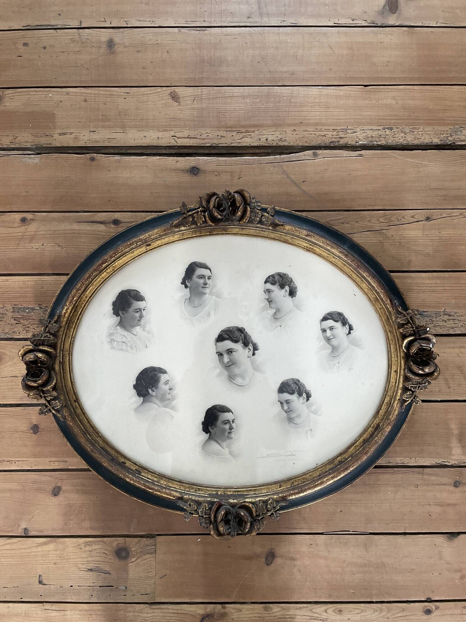Oval frame XIXth portraits of a woman