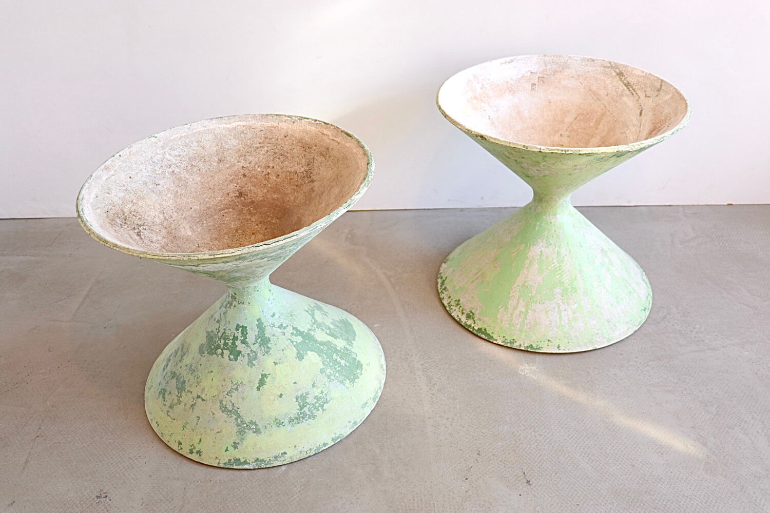 Pair of Eternit planters Diabolo design Anton Bee assisté de Guhl, Eternit