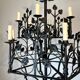 Lustre 12 lumières en fer forgé à décor de trèfles et feuillages