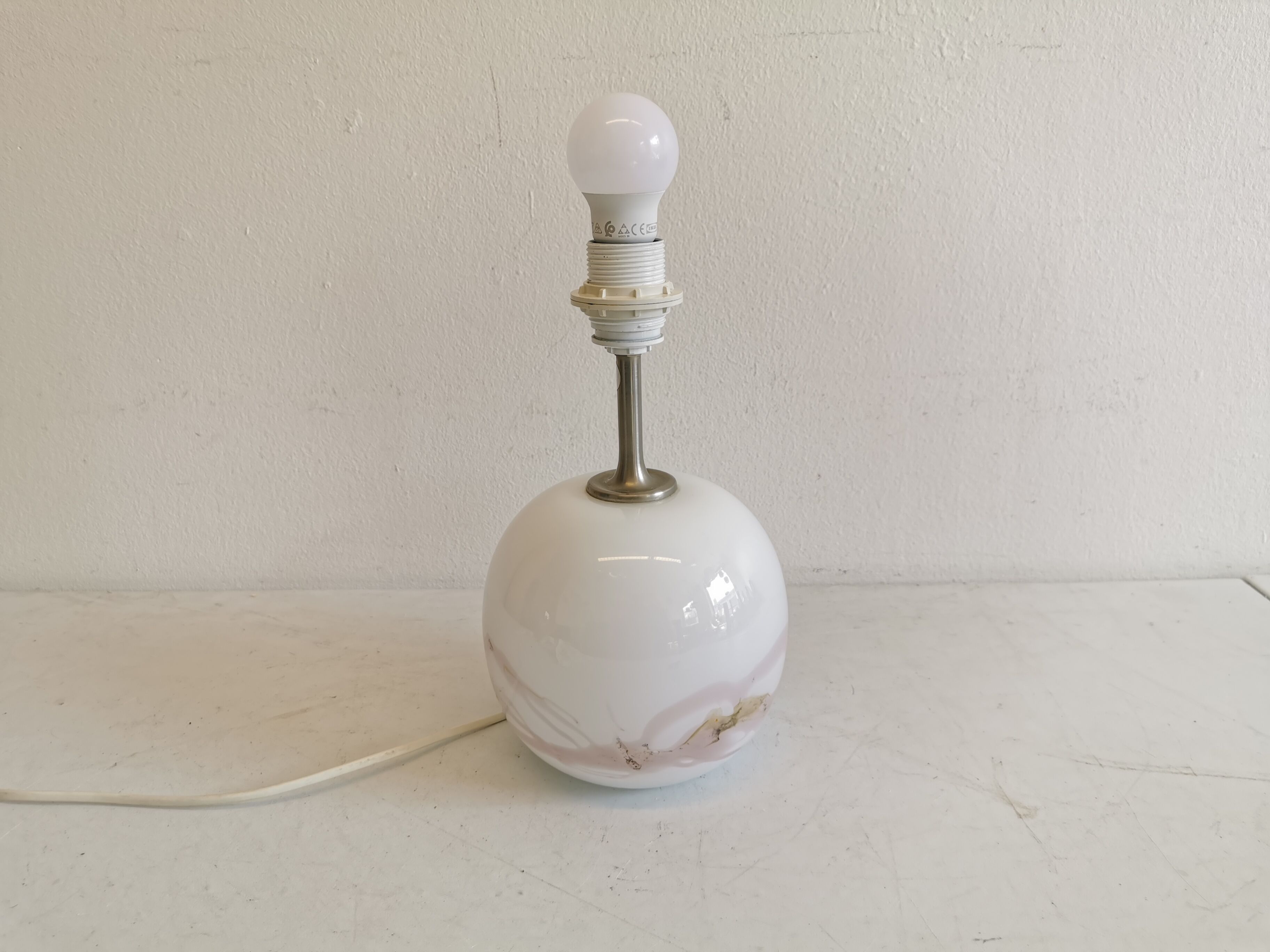 Table lamp in white opal glass, with pink details/decoration