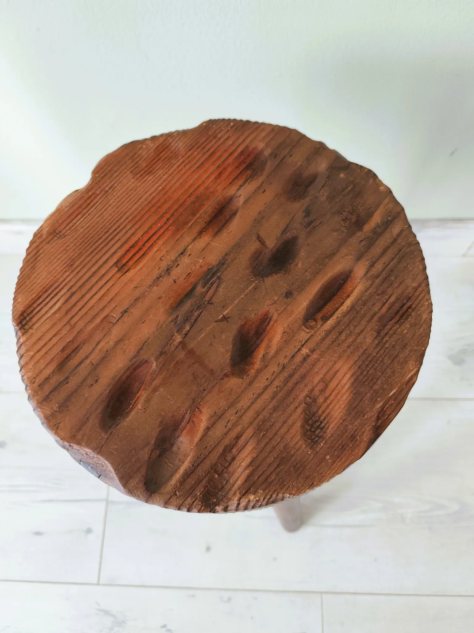 Tabouret tripode en bois patiné