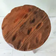 Tabouret tripode en bois patiné