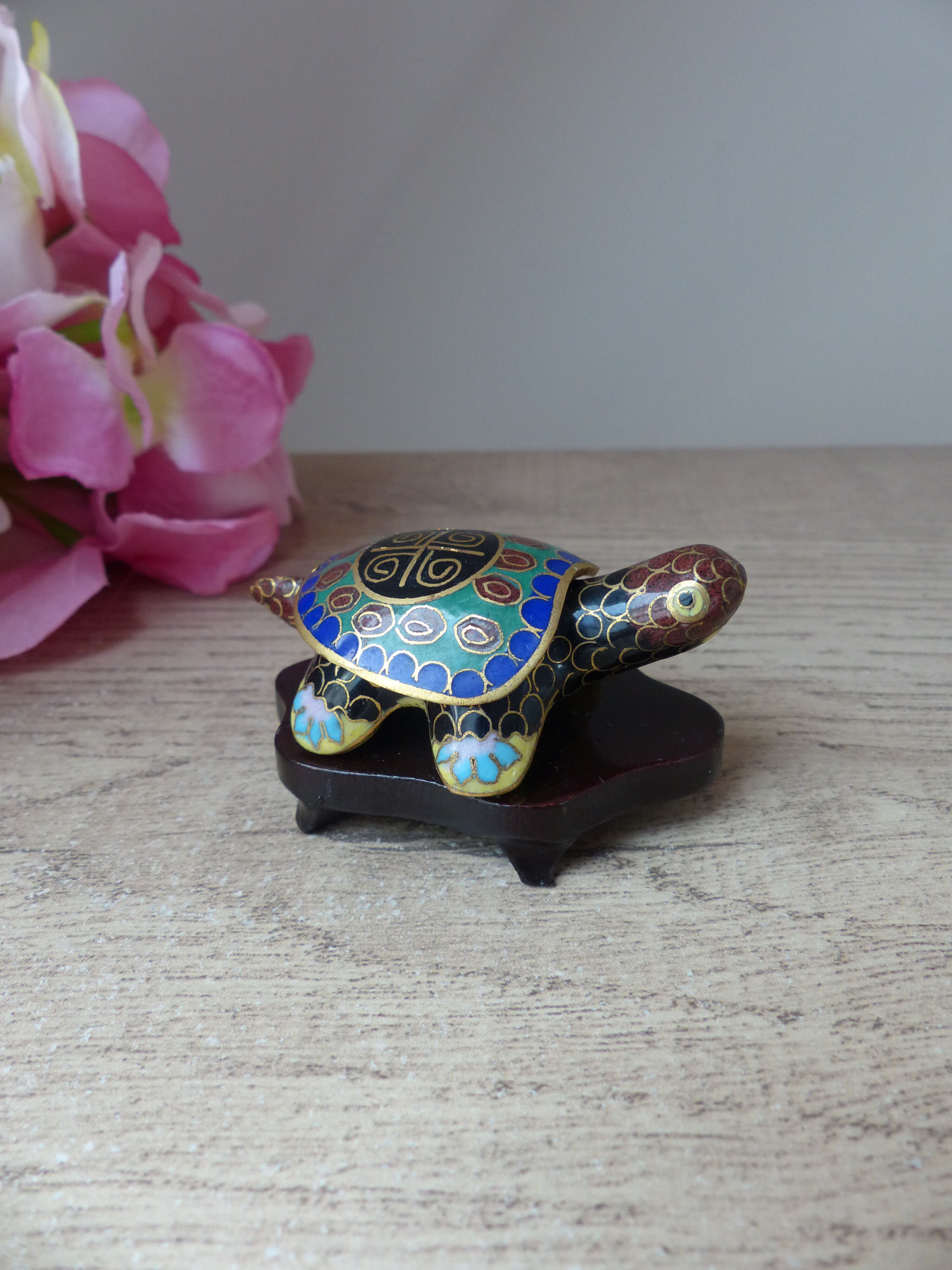 Boite miniature en forme de tortue cloisonné email sur socle en bois