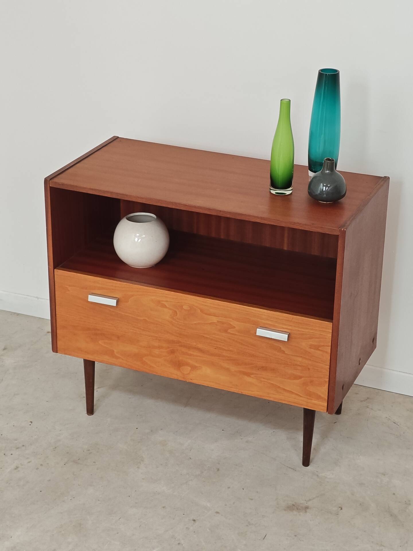 Petit meuble d'appoint buffet en bois 1970