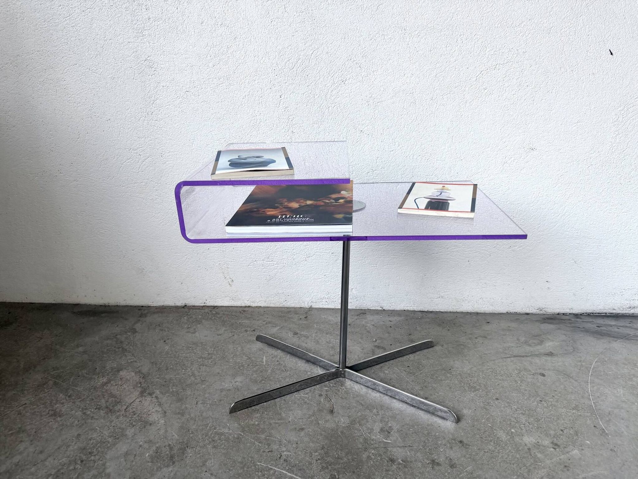 Table d'appoint en acrylique transparent et chrome, années 70