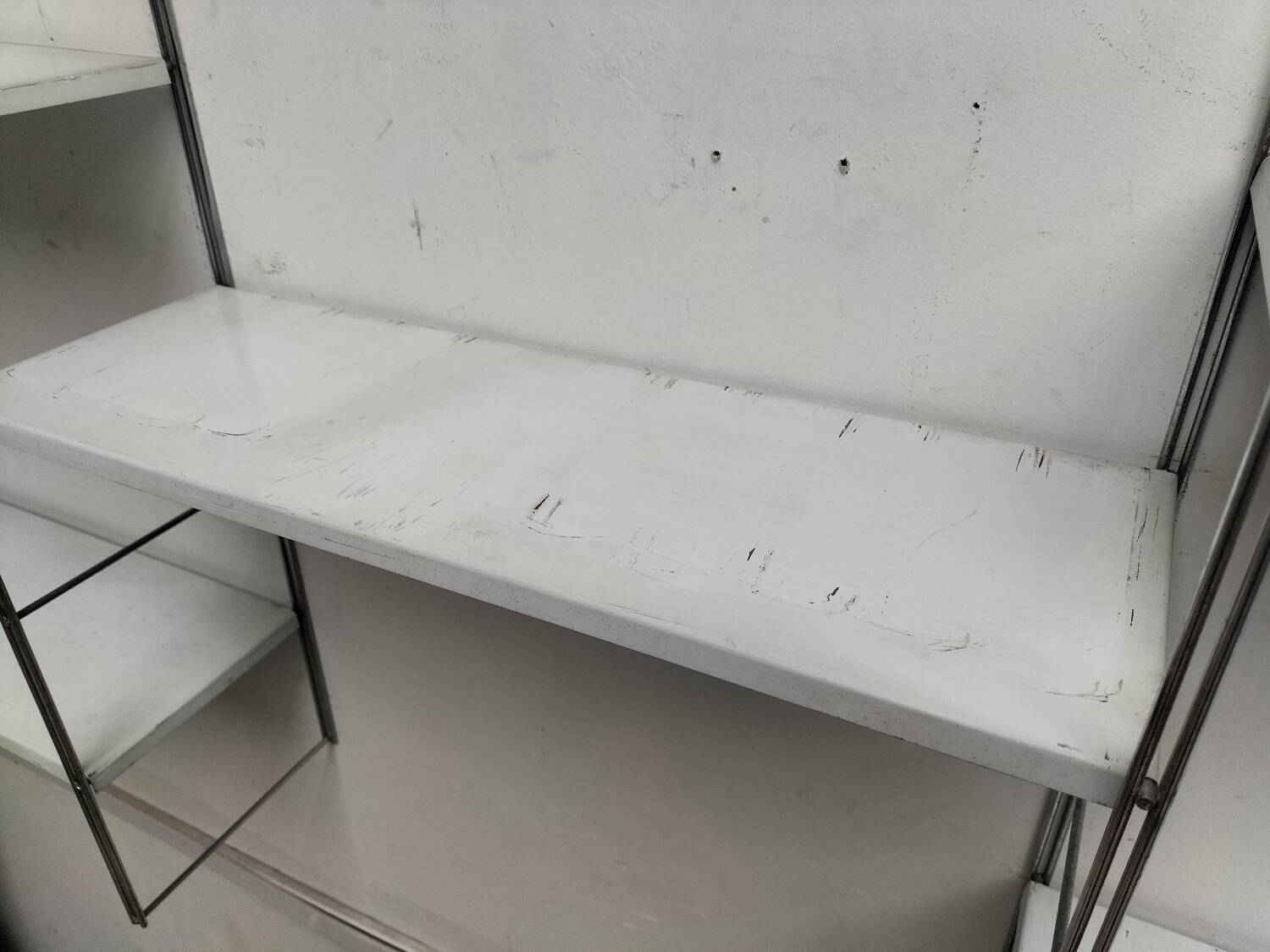 Metal string shelf