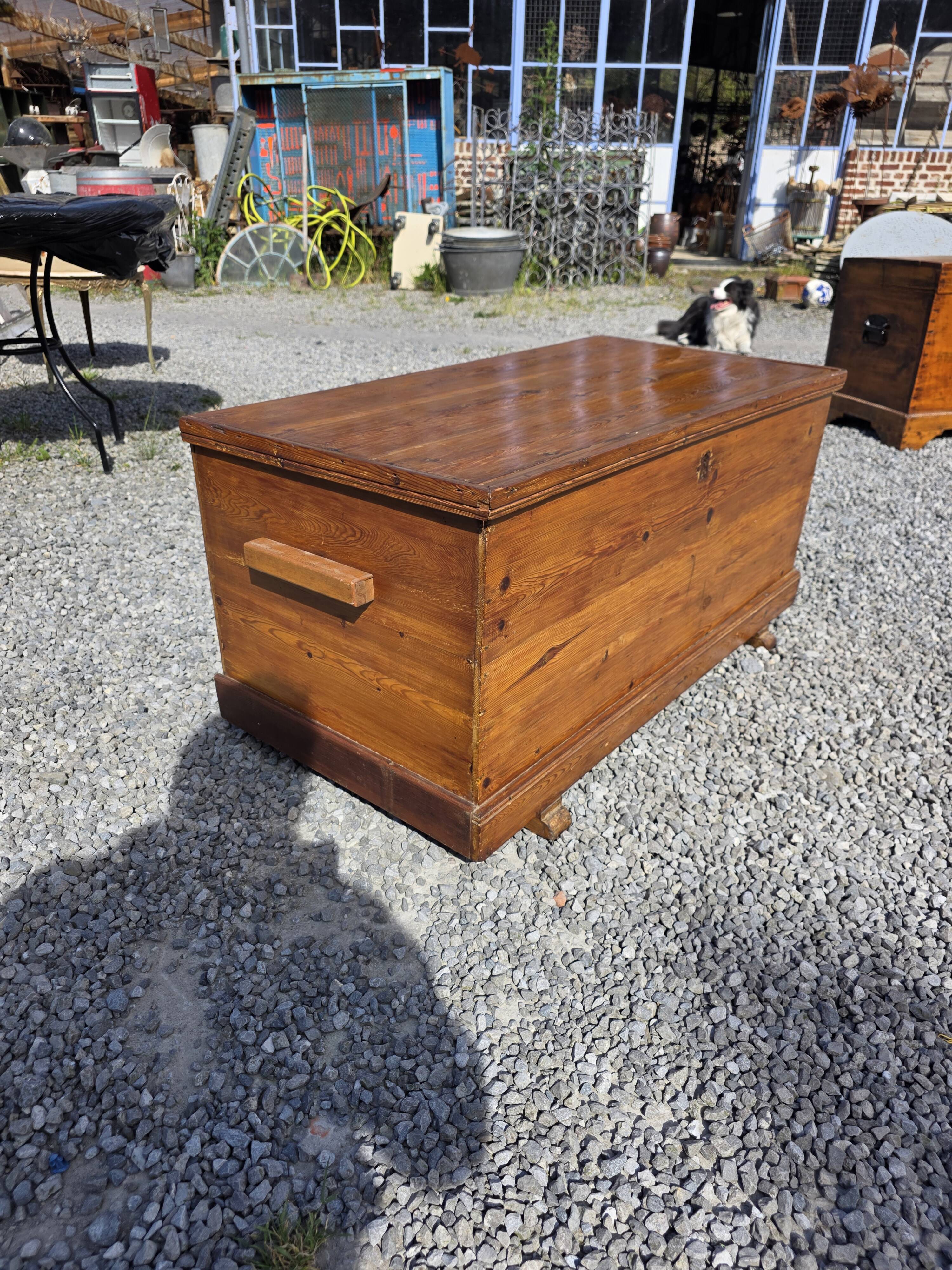 Coffre de metier ancien en sapin