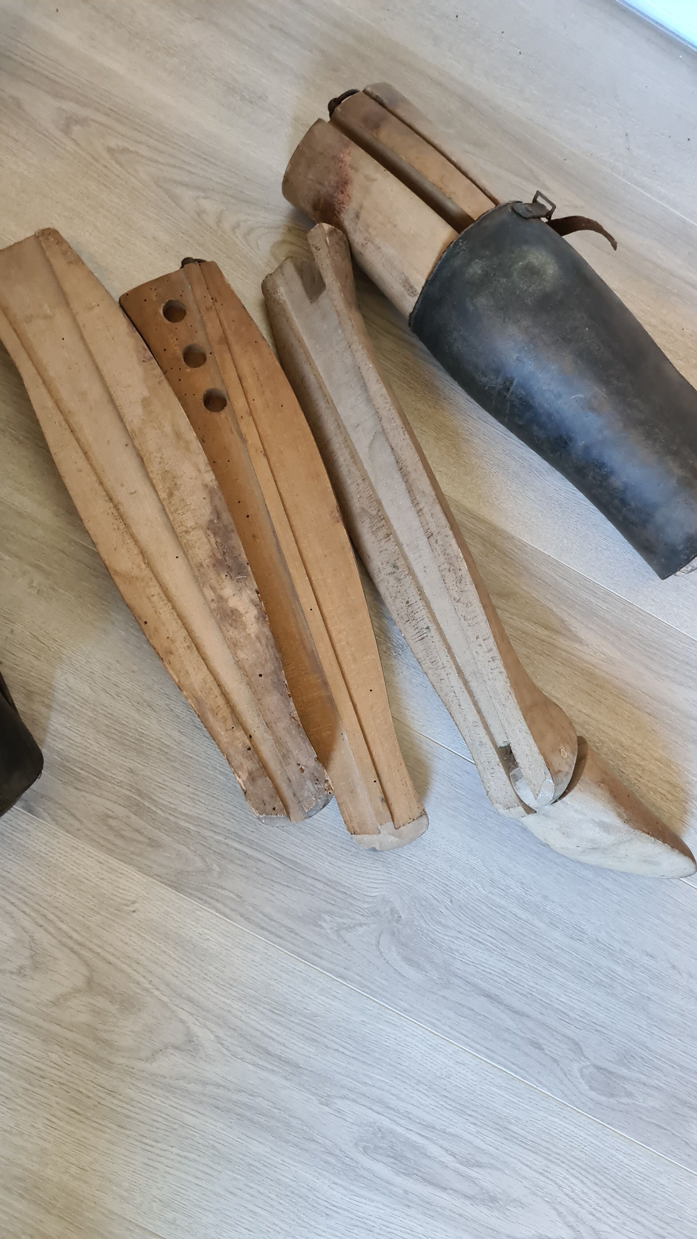 Anciens embauchoirs à bottes en bois