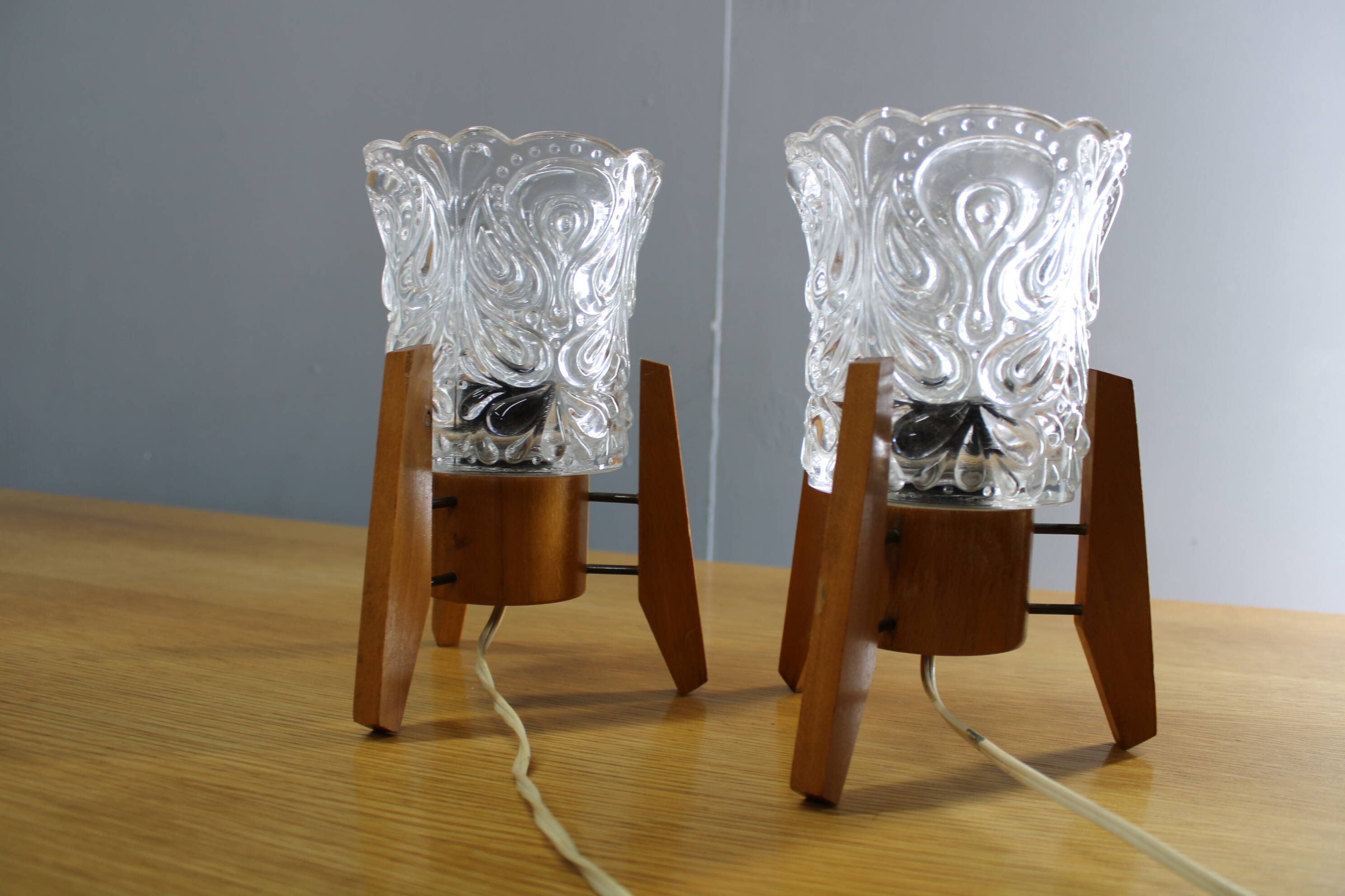 Paire de lampes de table en bois et verre jaune des années 1970 en style mid-century.