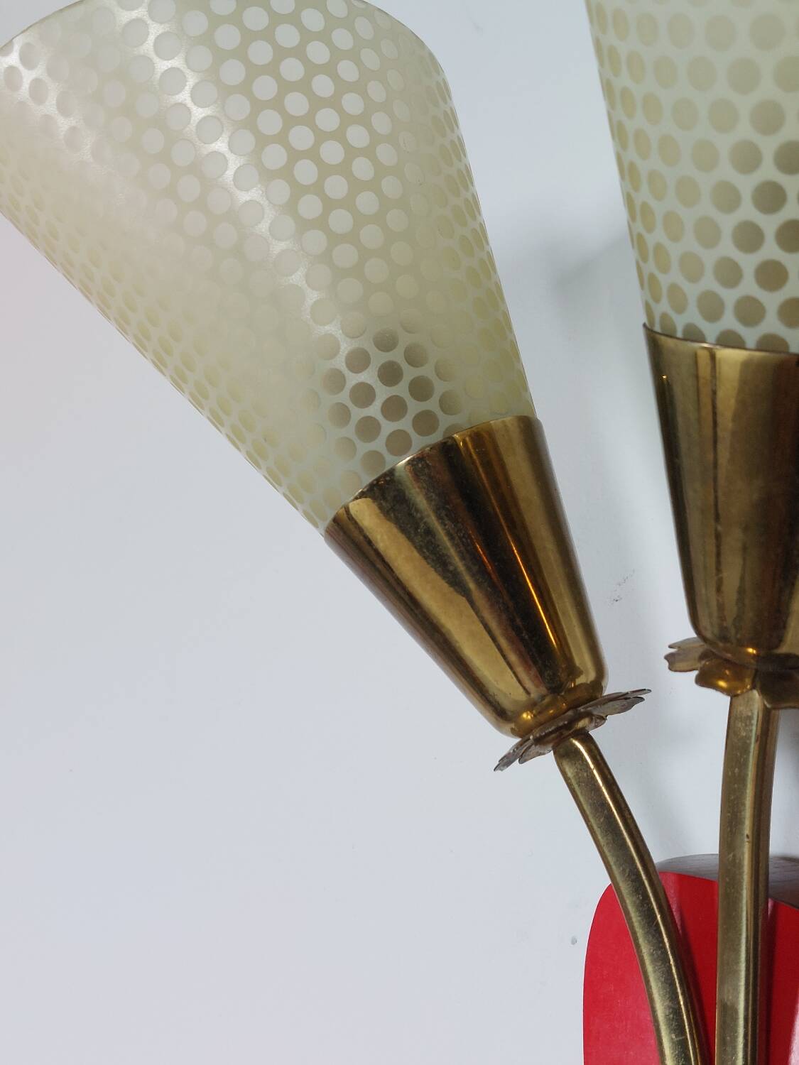 Vintage wall lamp from the 1950s in brass with flower decoration.