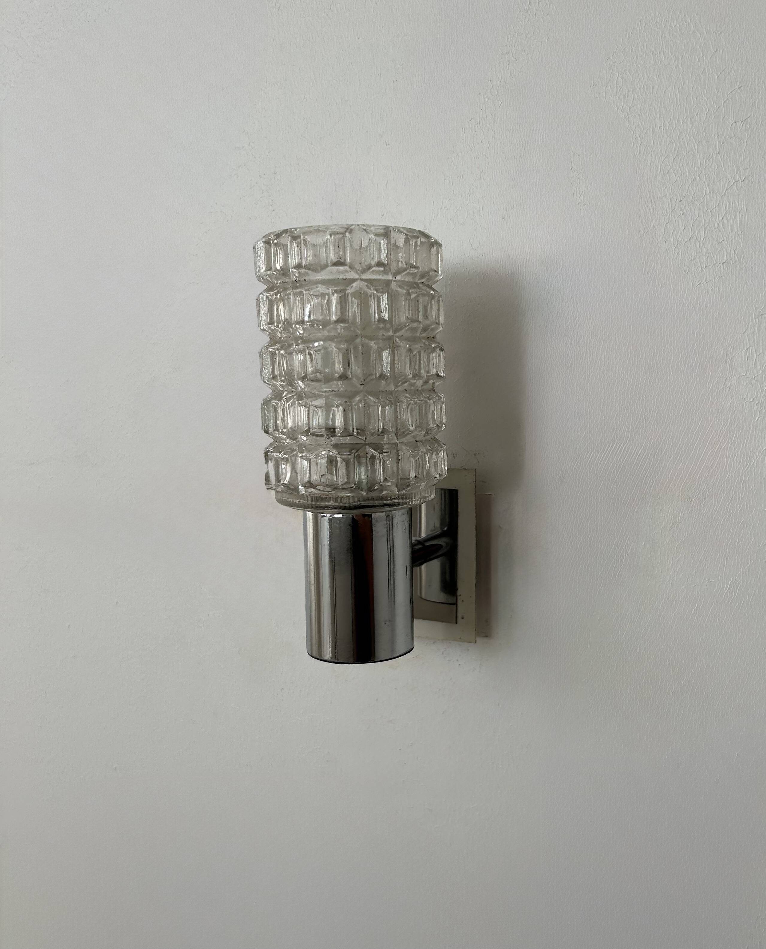 Paire d'appliques vintage, métal chromé et verre moulé pressé, Italie, 1970