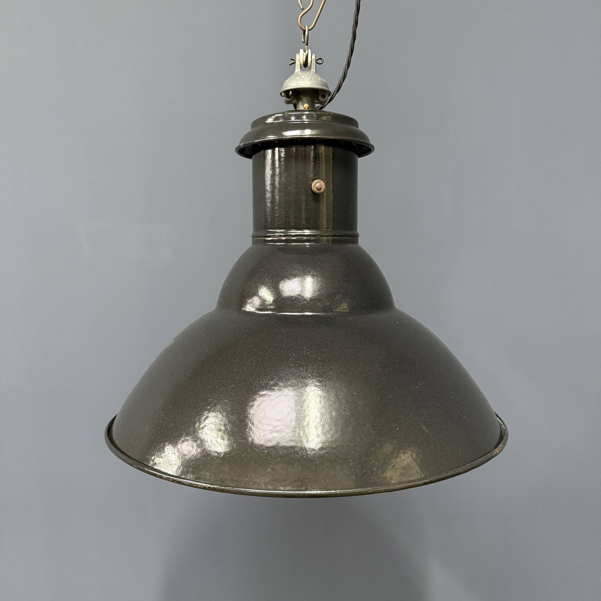 Lampe à suspension industrielle française en émail noir de taille moyenne