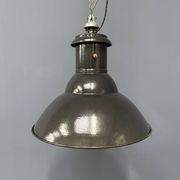 Lampe à suspension industrielle française en émail noir de taille moyenne