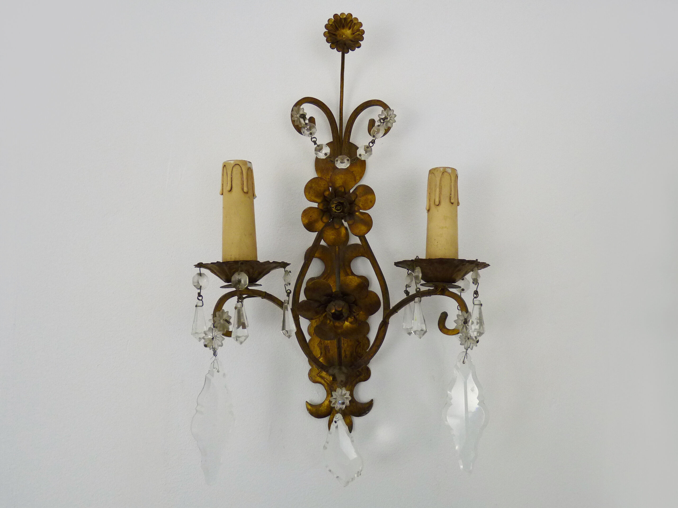 Pair of vintage Italian wall lamps in gilded metal, glass grapevines. Year 60