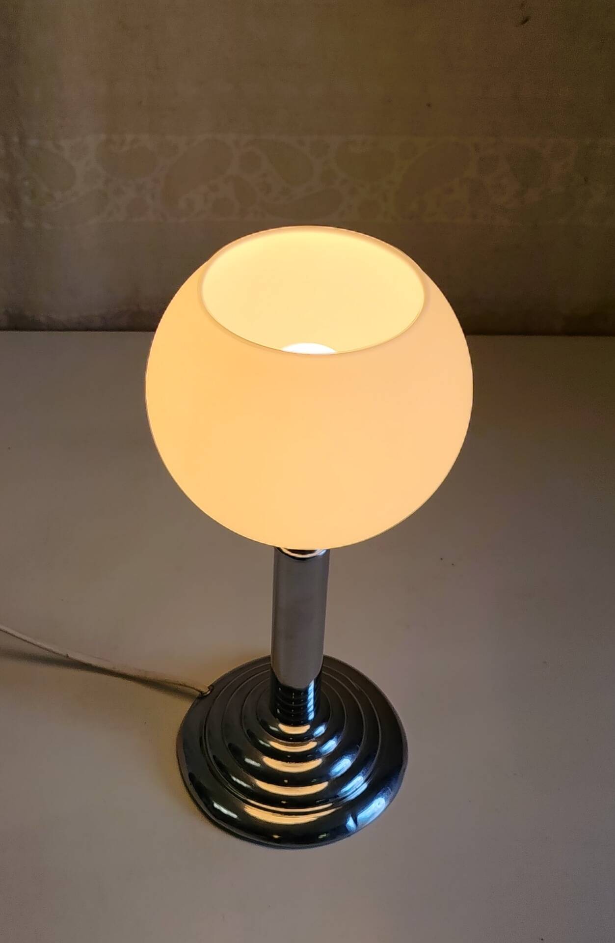 Bauhaus table lamp in metal and opaline globe - 1930s/40s