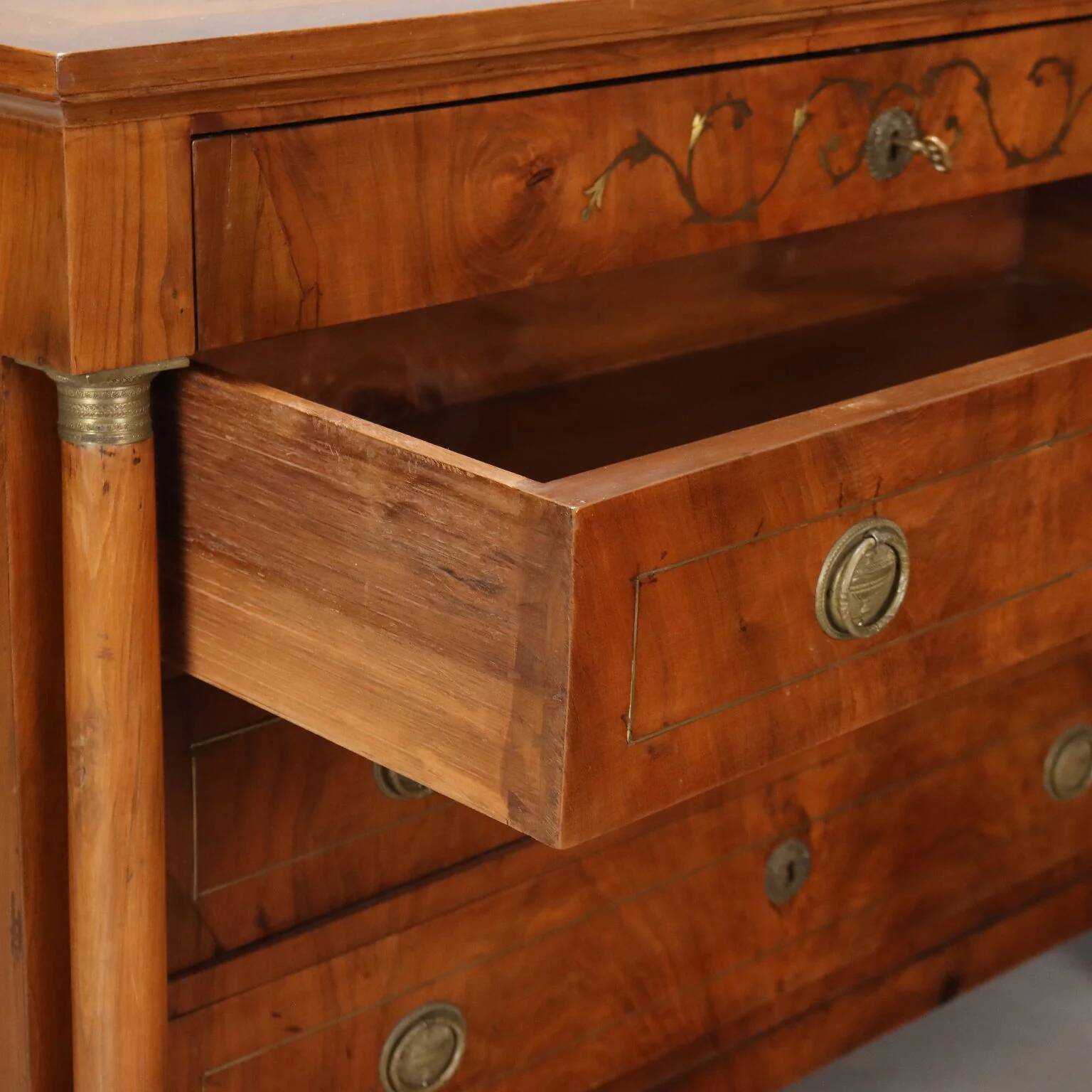 Commode Empire en noyer avec incrustations en laiton