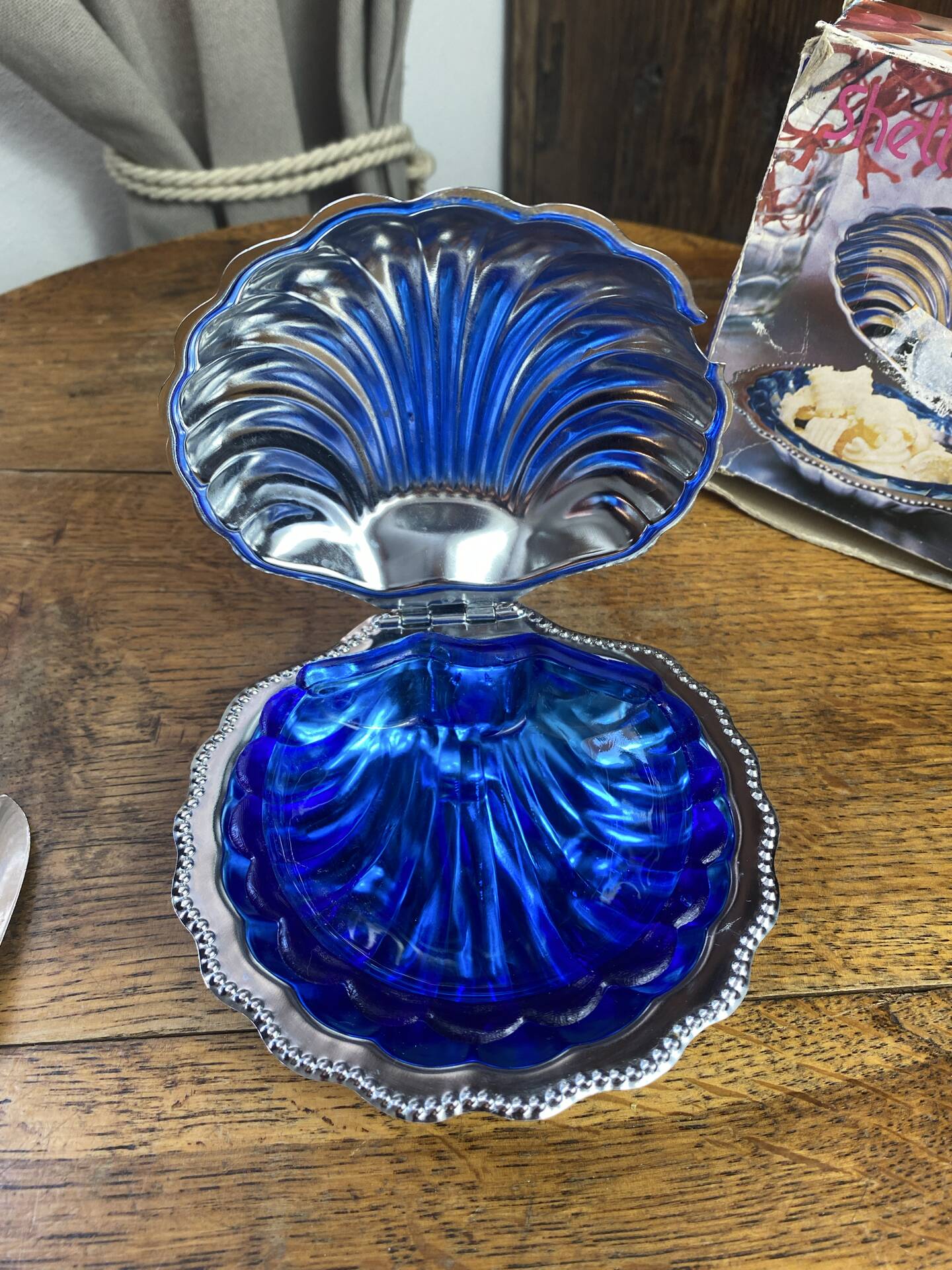 Shell-shaped butter dish in stainless steel and blue glass