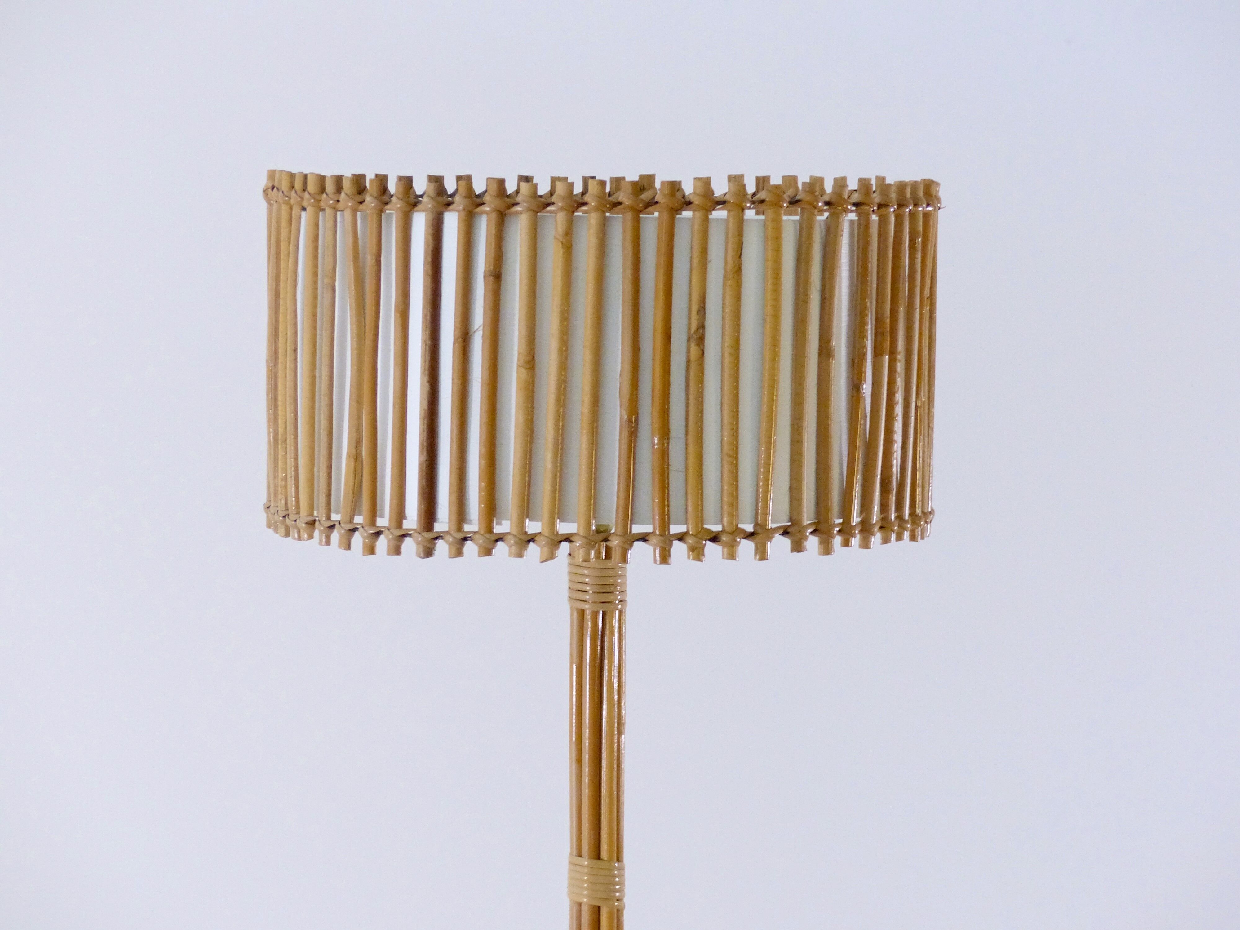 Rattan lamppost