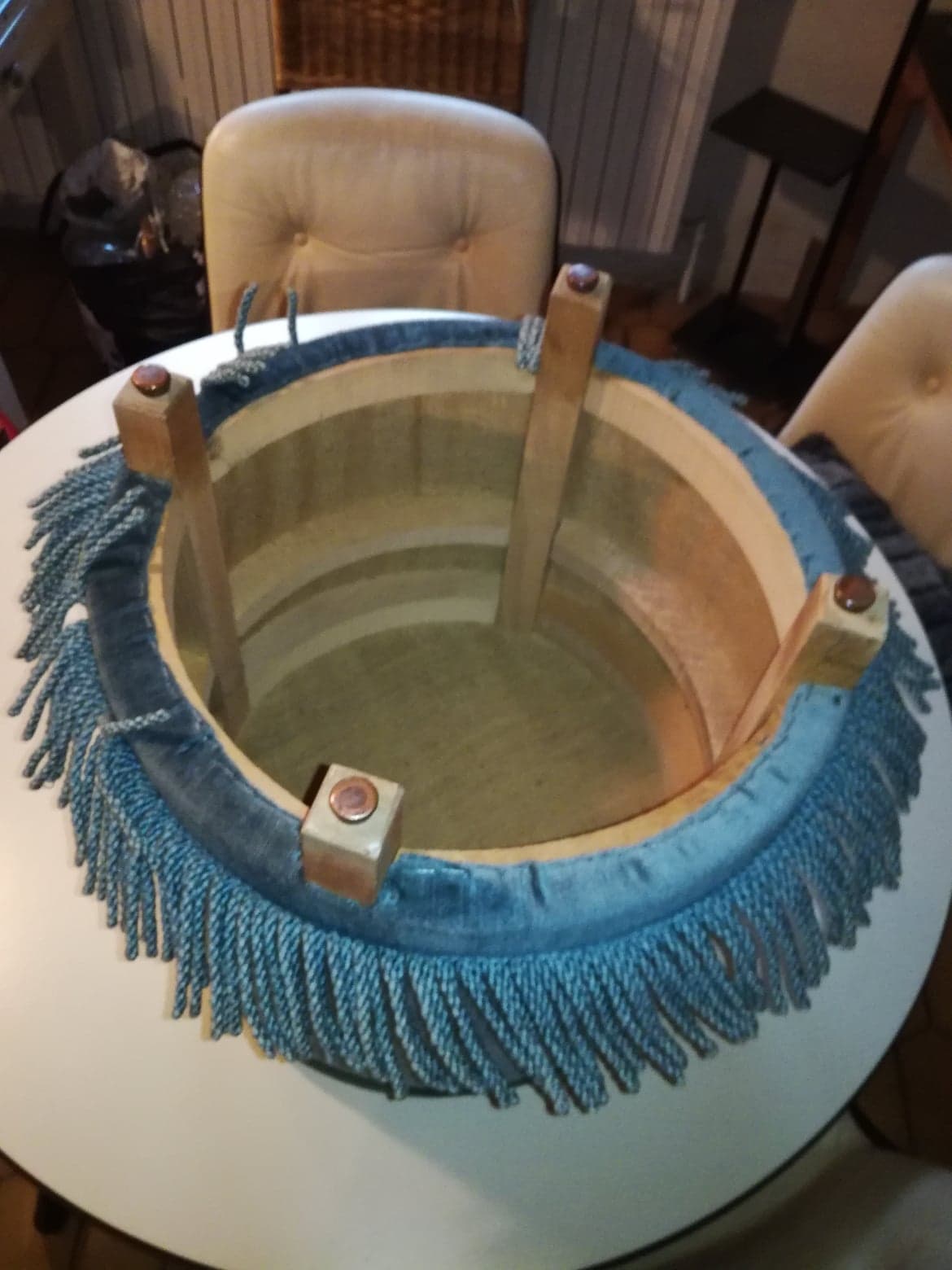 Pouf en velours bleu