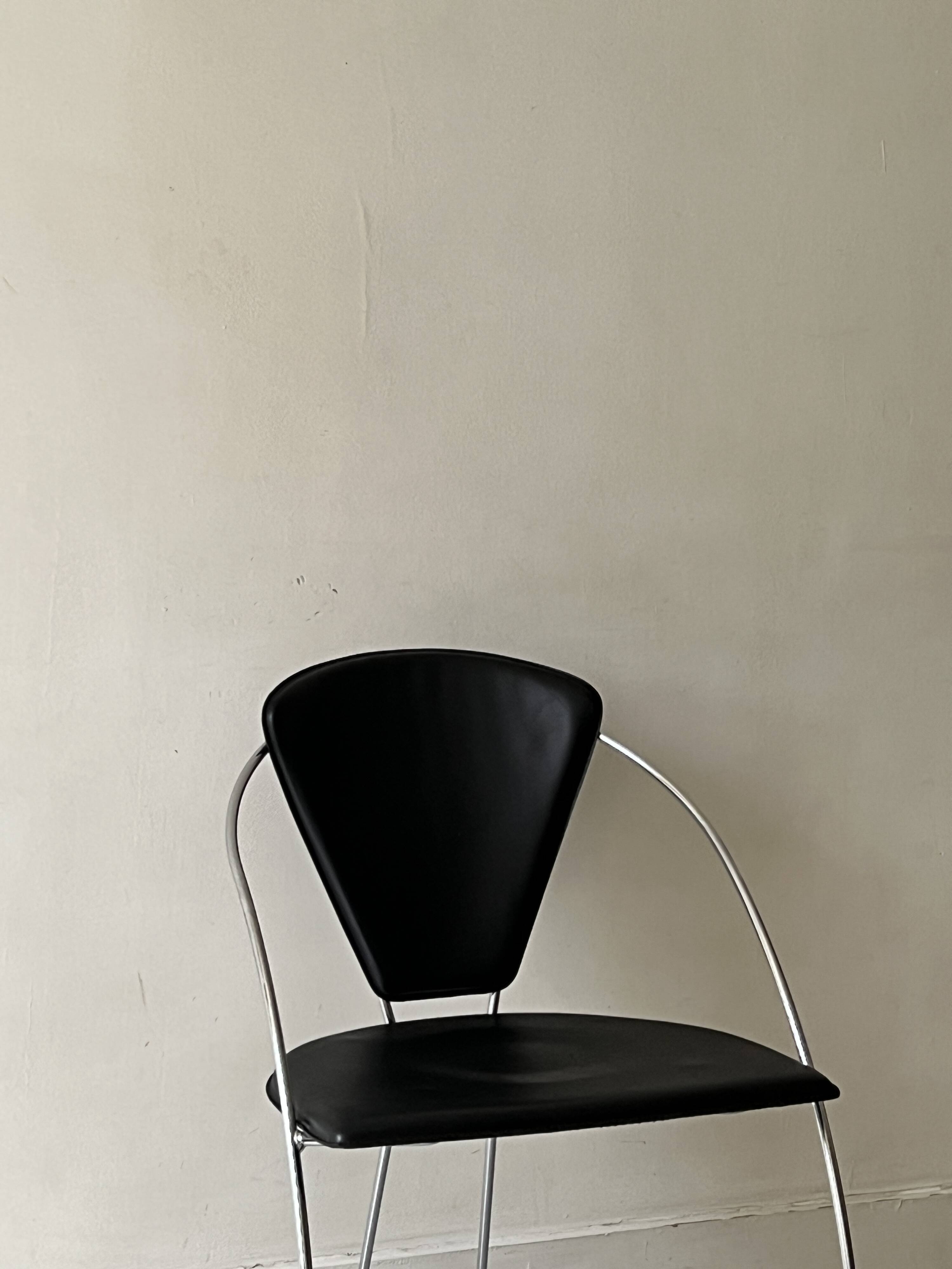 Cantilever wire chair in metal and black leather - Linda de Arrben, Italy 80