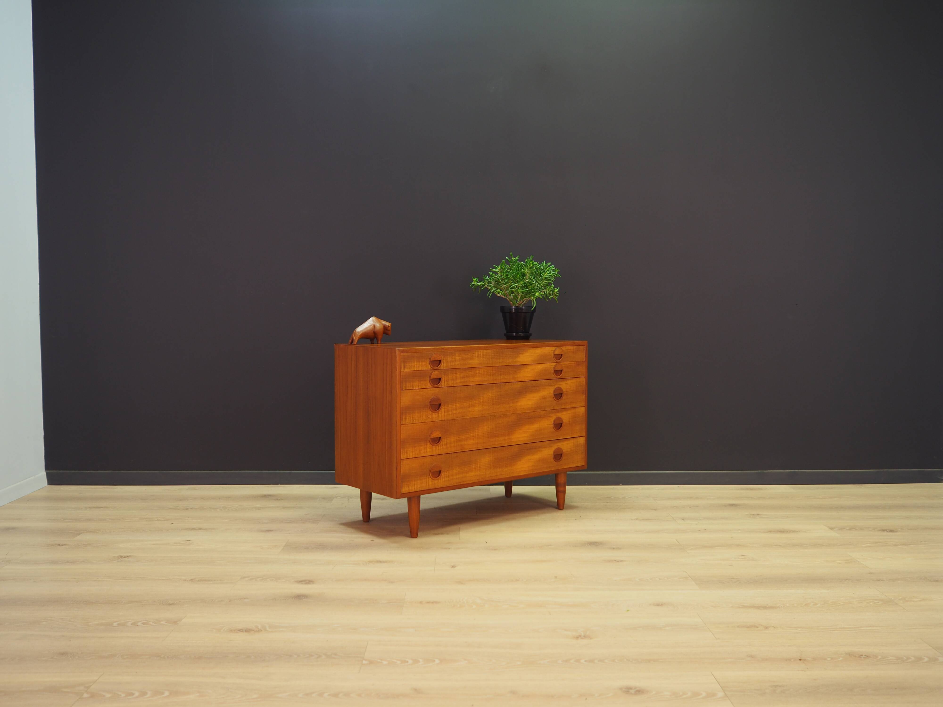 Classic chest of drawers