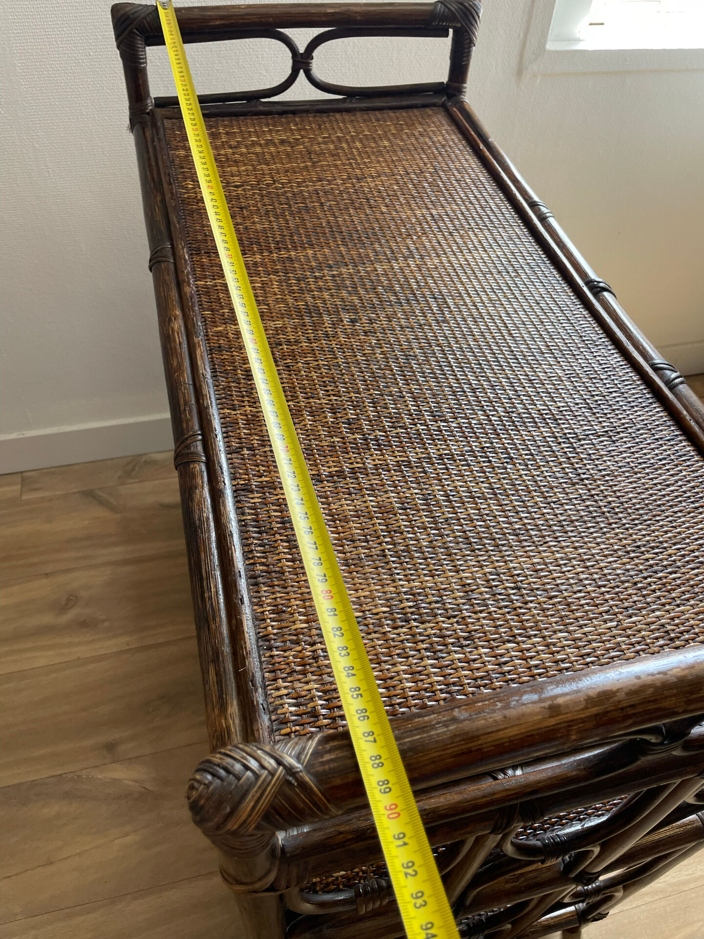 Étagère, console en rotin teinté