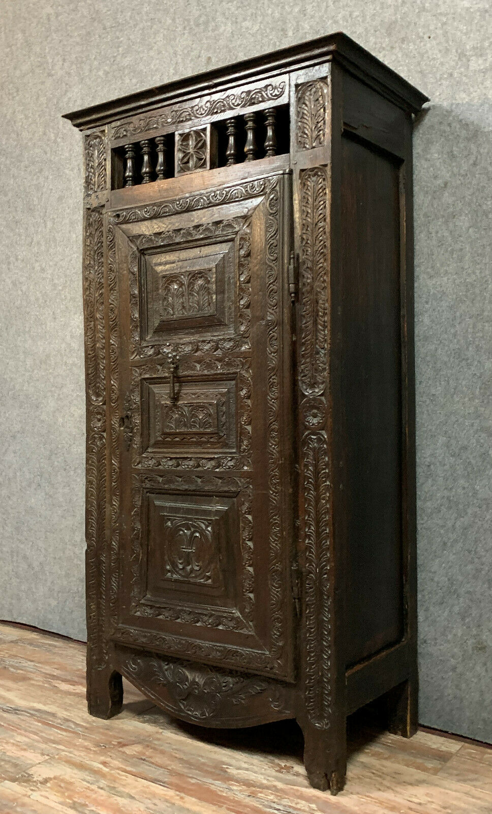 Old Renaissance bonnetière in solid oak with brown patina around 1750