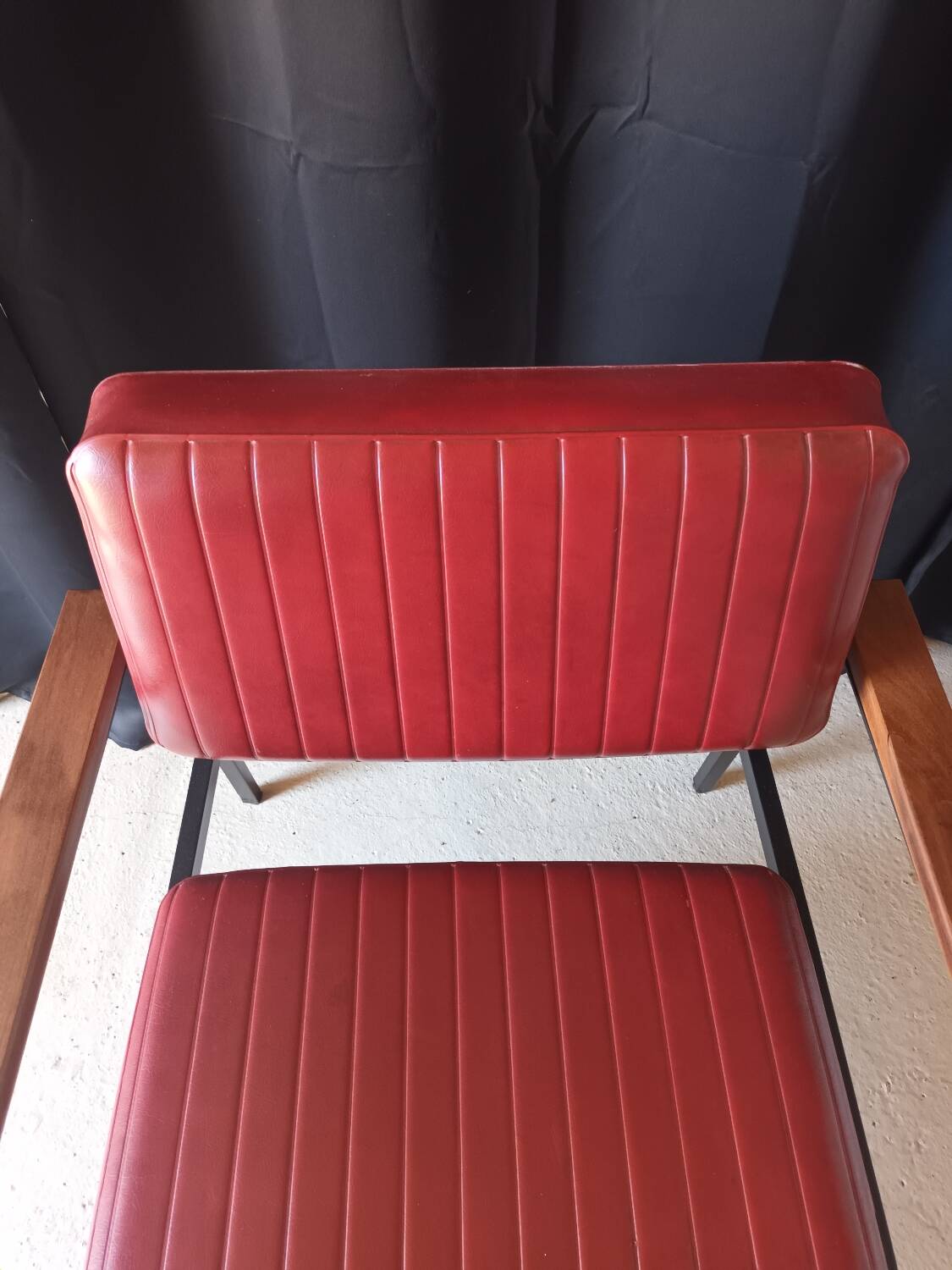 Vintage armchair in burgundy leatherette, wood and black metal