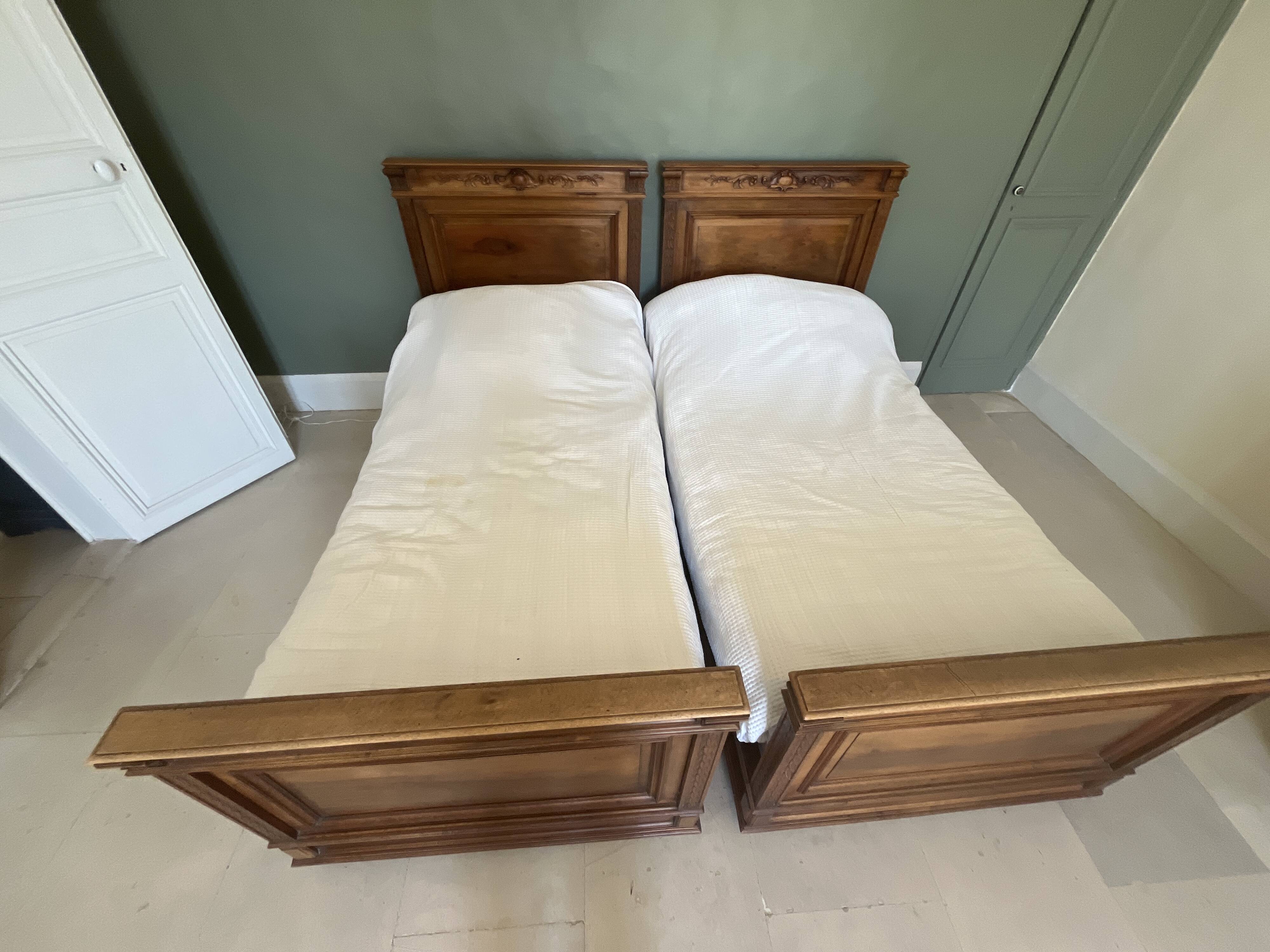 Pair of antique solid wood beds - 1900 style / Country chic