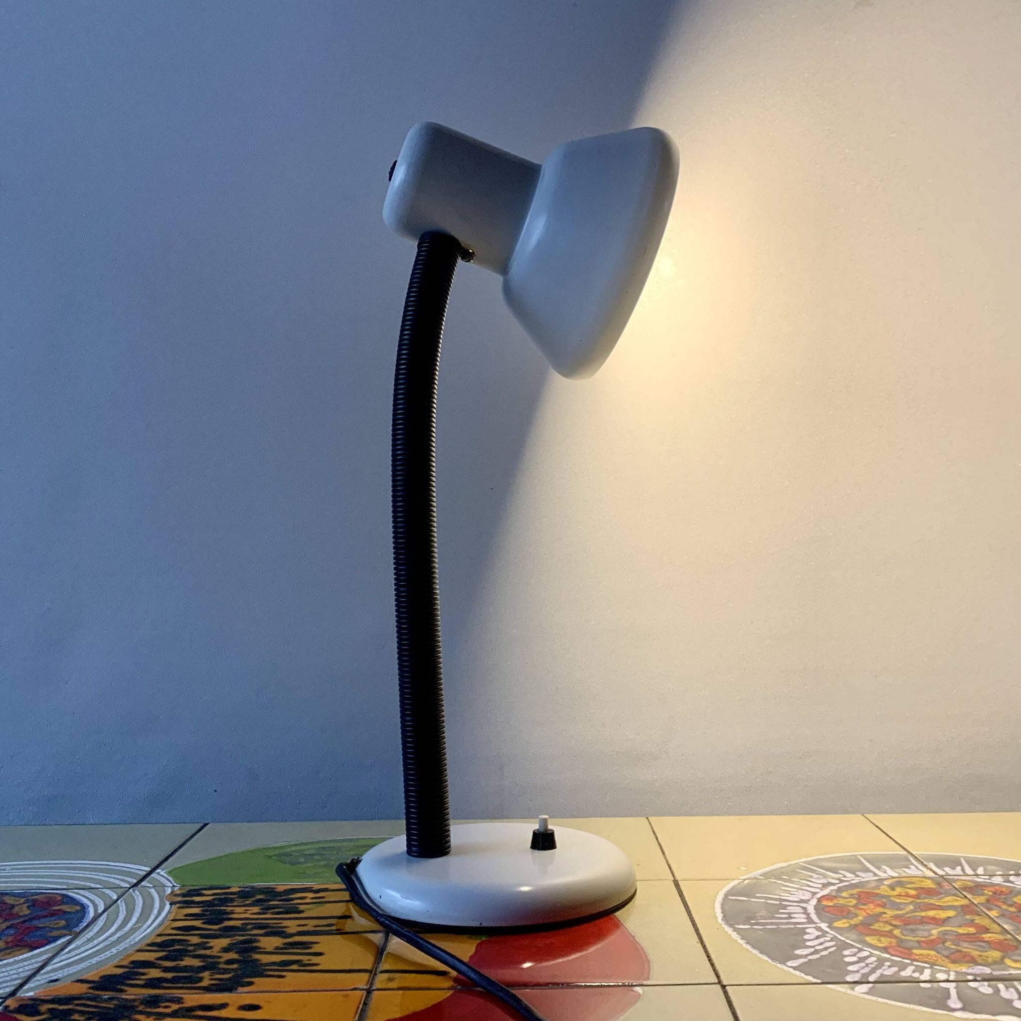 Lampe de bureau métallique vintage blanche et noire