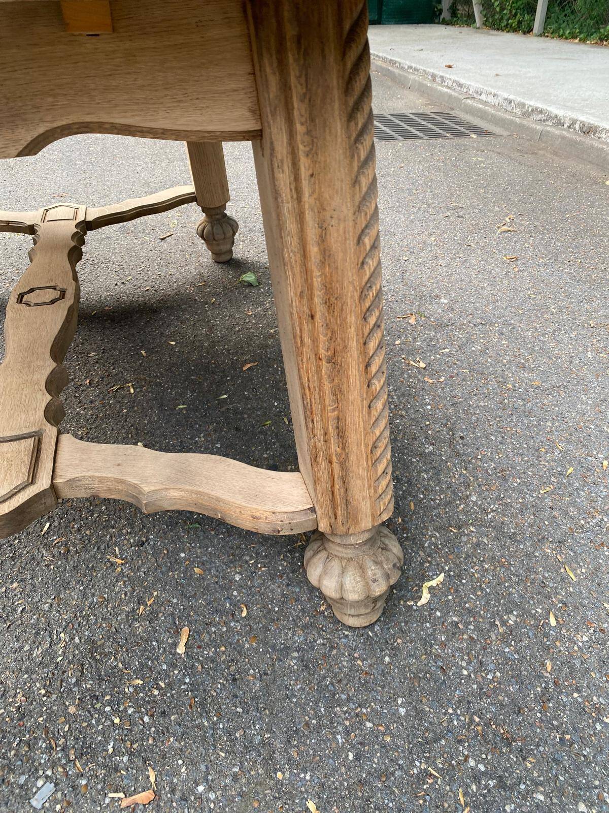 Table à manger extensible Louis XIII décapée en chêne années 50