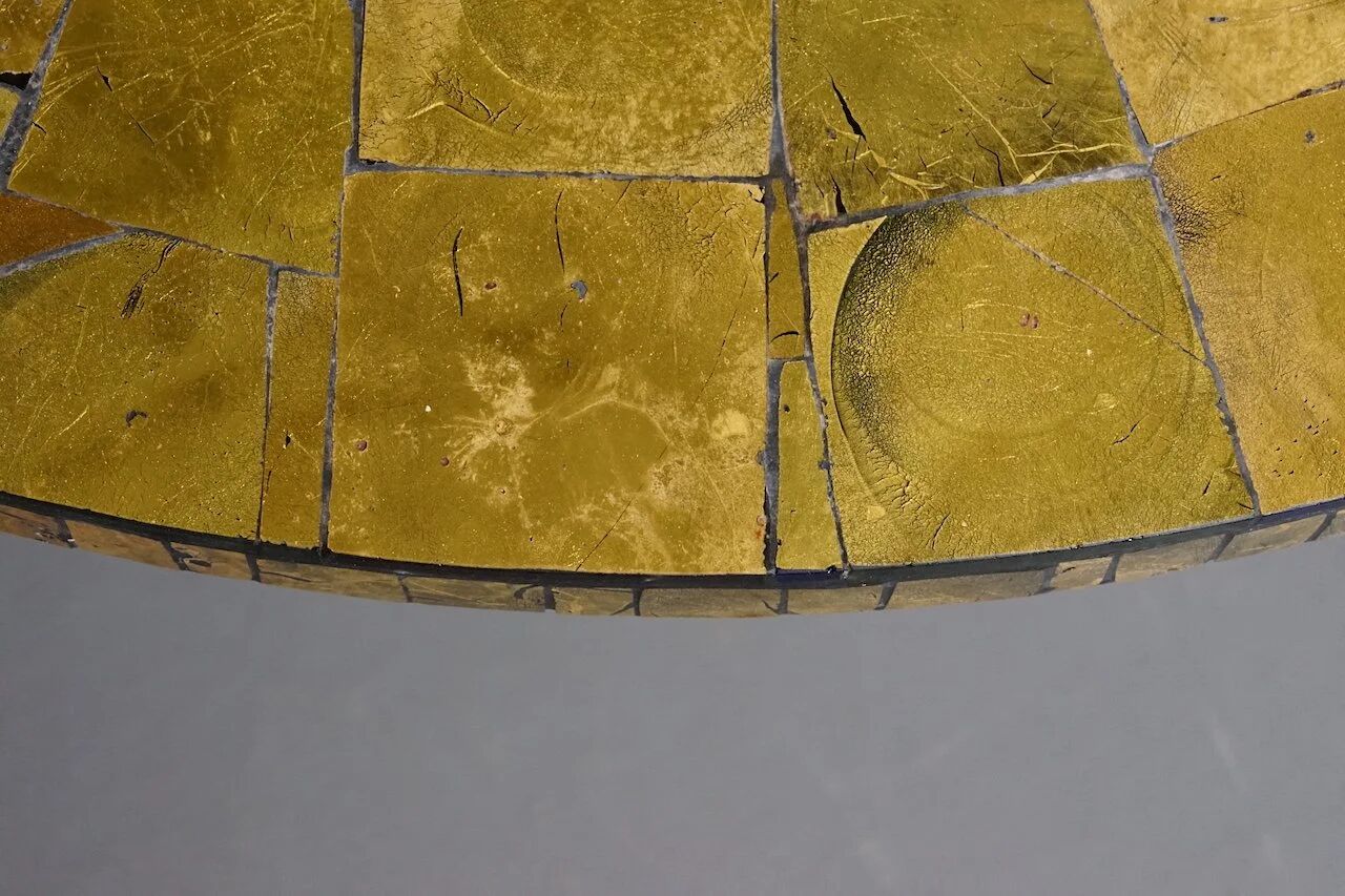 Table basse ornée d'une mosaïque à la feuille d'or 18 carats