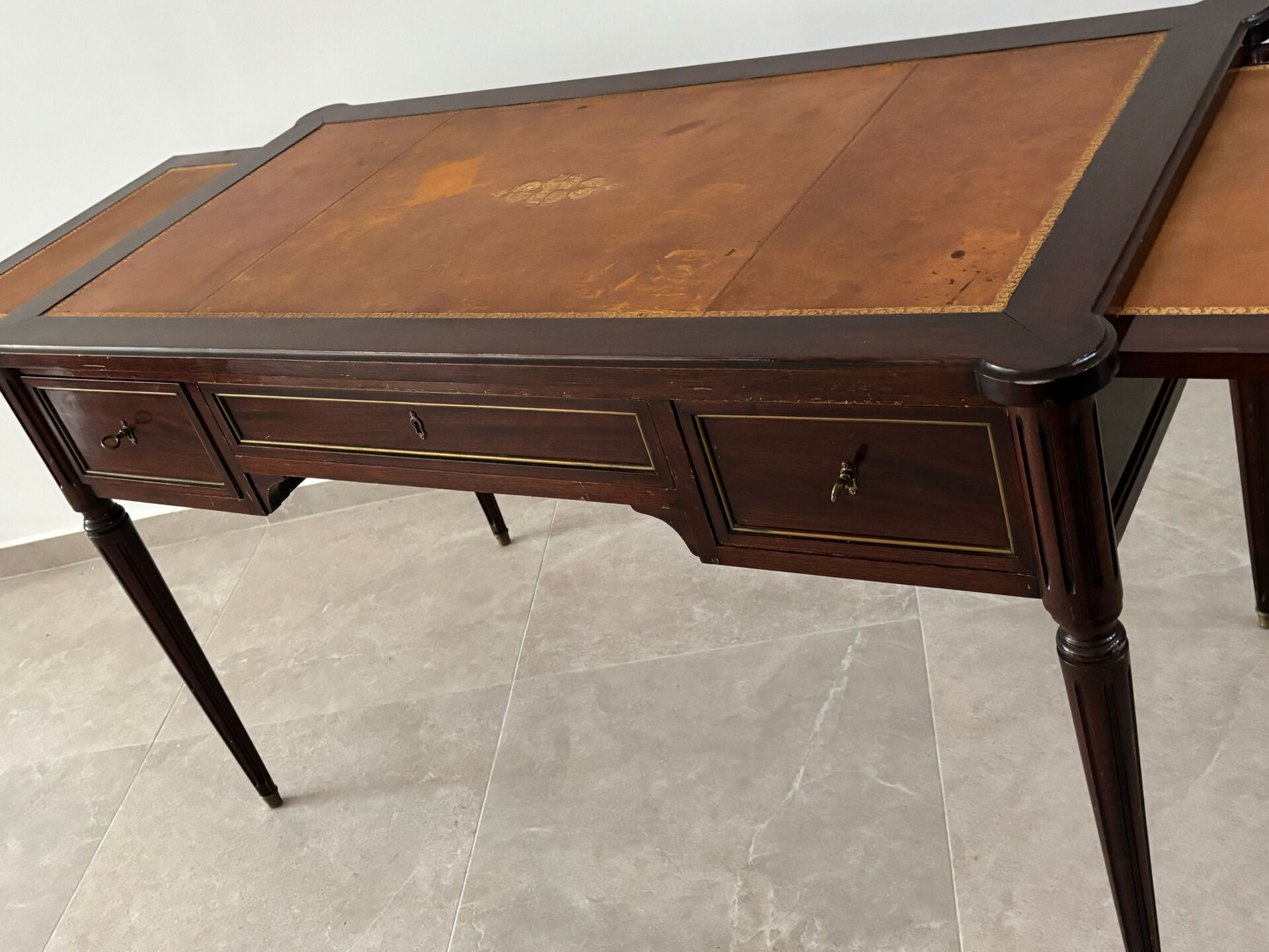 Bureau style Empire en acajou et cuir doré