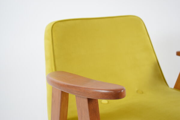 Fauteuil de velours vintage 366, J. Chierowski, restauré, velours jaune