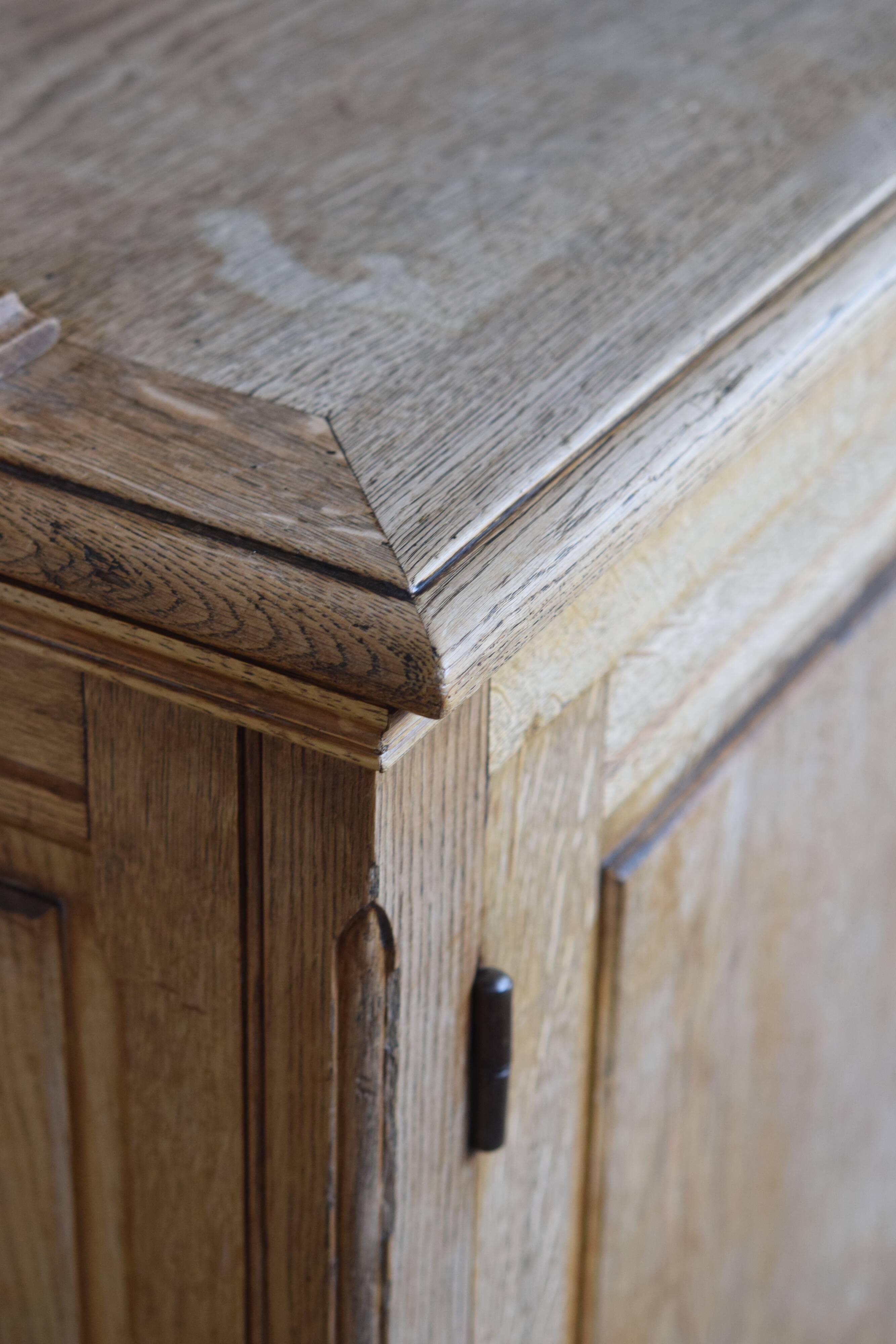 Glass library of a medical school in solid oak from the 1950s.