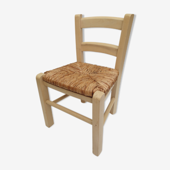 Chaise d'enfant de couleur grège en bois et paille