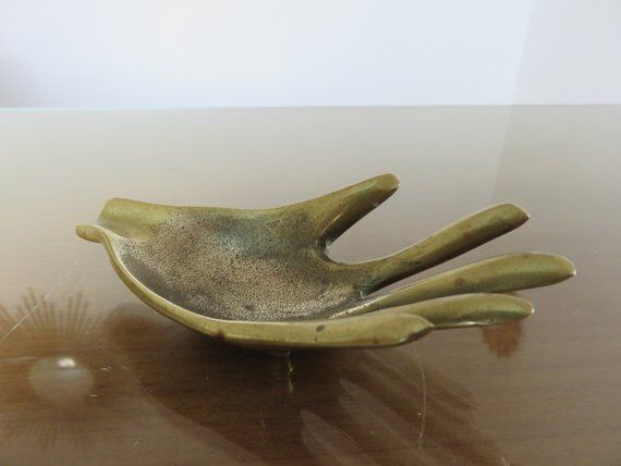 Years 70 hand-shaped ashtray brass