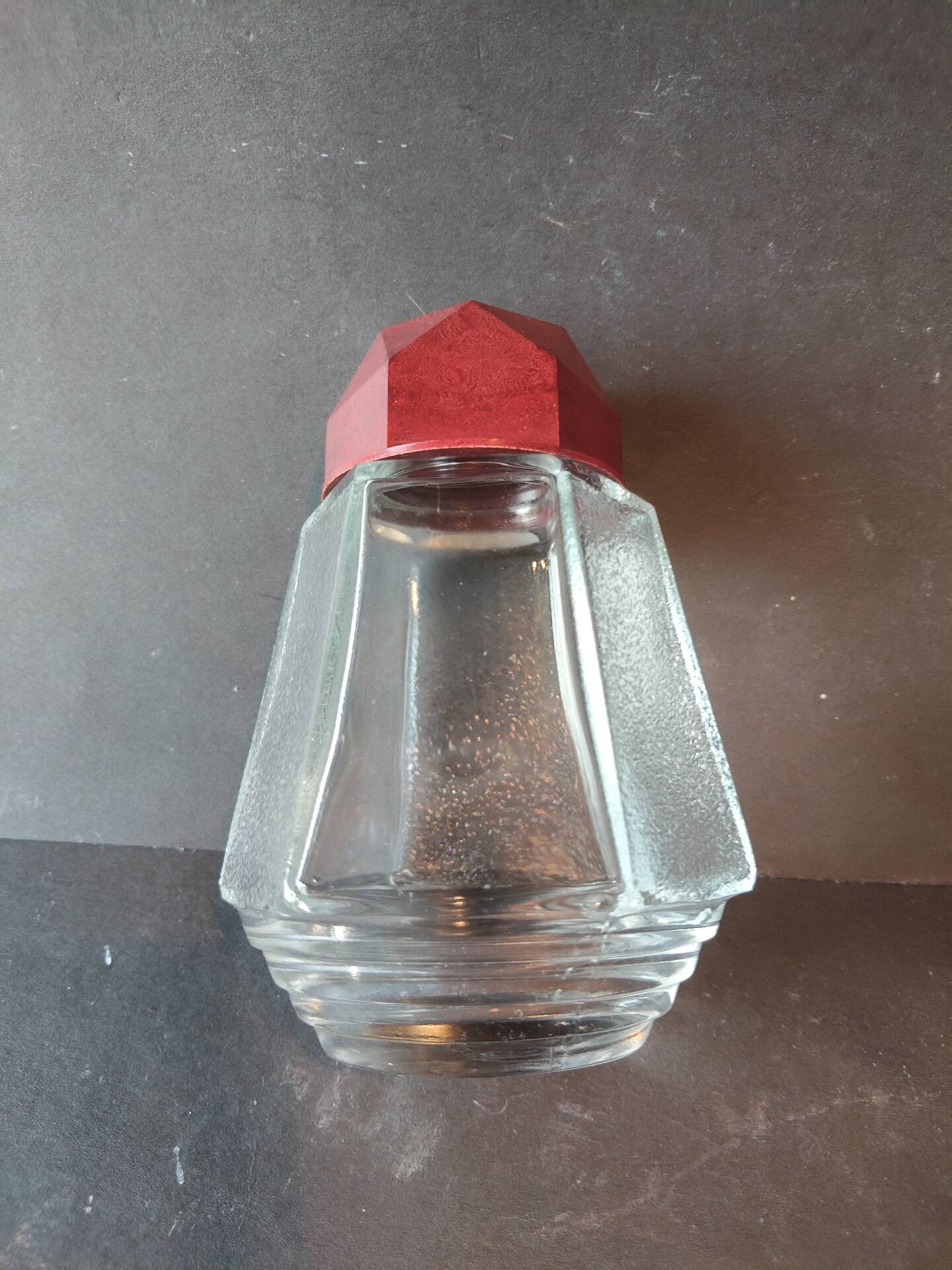 Art Deco glass and bakelite powder shaker in burgundy – 1940s/50s