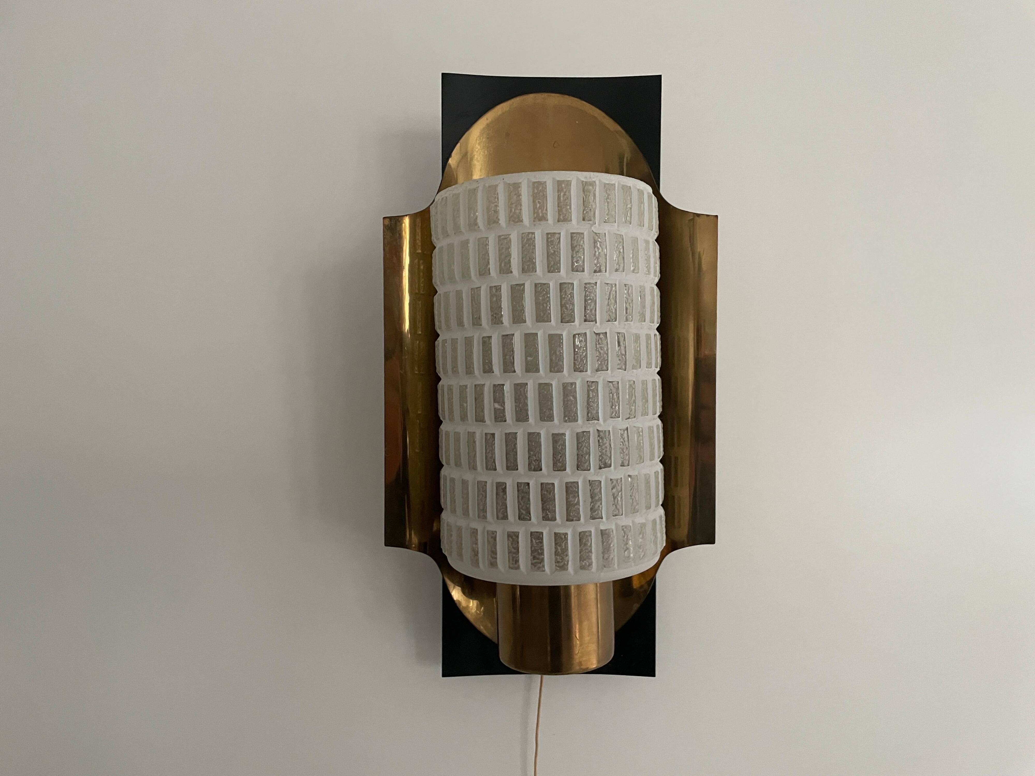 Mid-century pair of wall sconces in textured glass and brass, 1950s, Germany.