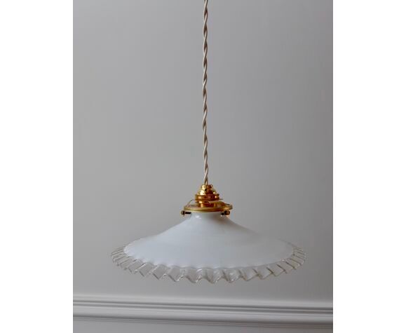 Suspension en opaline dentelée blanche et transparente début XXe