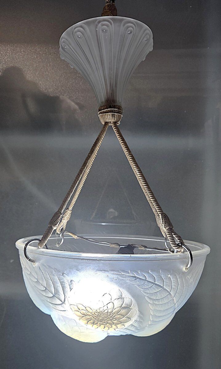 René Lalique, pendant light, opalescent chandelier, "Dahlias", signed, excellent condition.