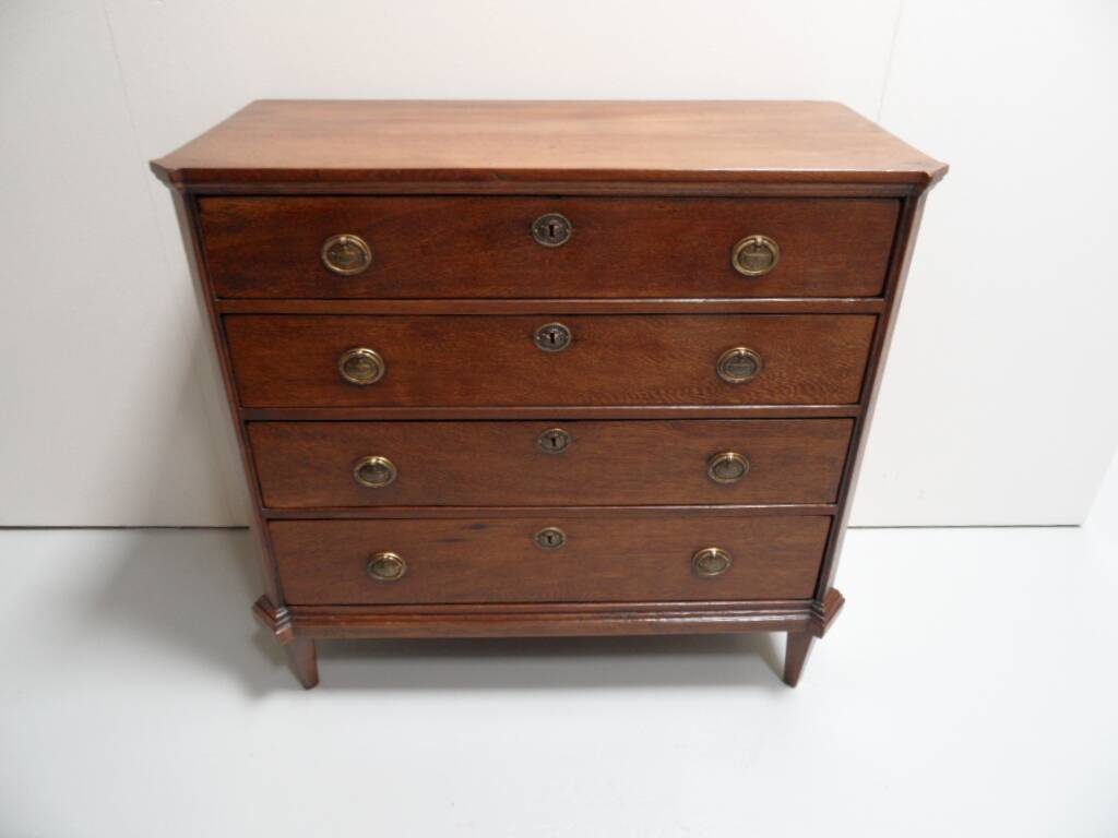 Antique oak chest of drawers